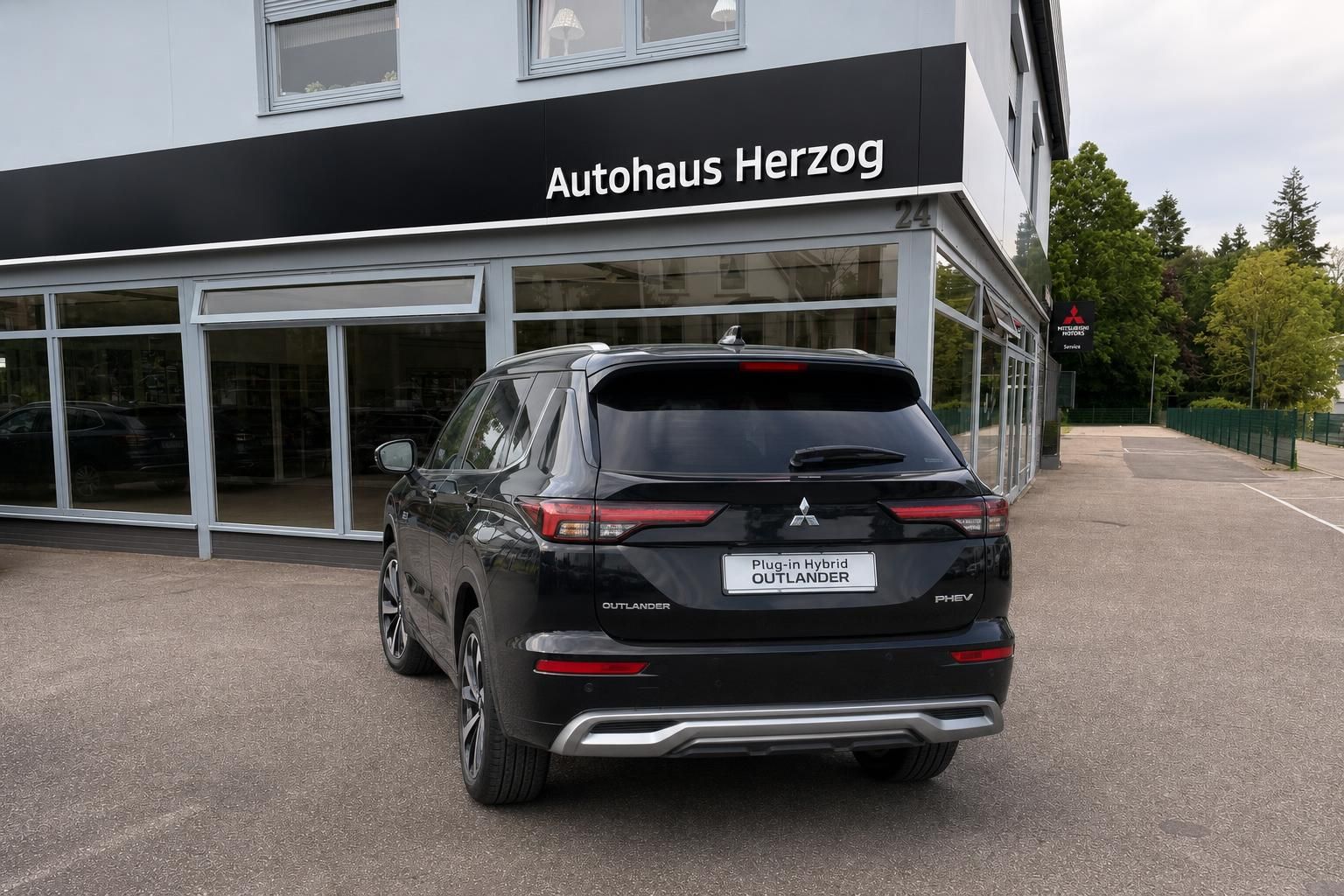 Mitsubishi Outlander Plug-in Hybrid SUV schwarz, Heckansicht mit PHEV-Badge
