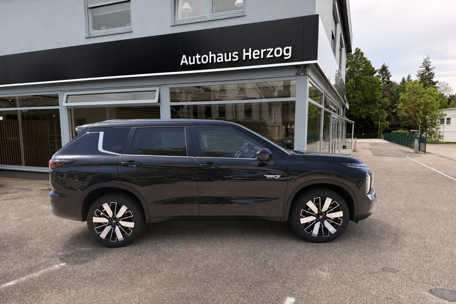 Mitsubishi Outlander Plug-in Hybrid SUV in Schwarz - Seitenansicht mit modernen Felgen