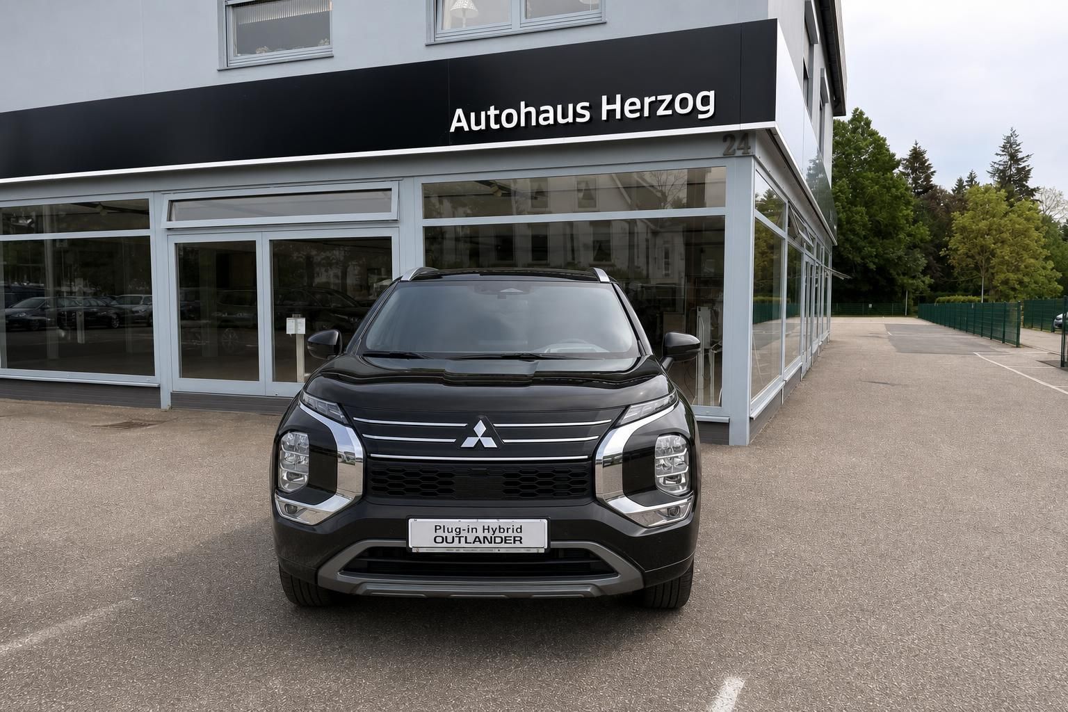 Mitsubishi Outlander Plug-in Hybrid SUV in Schwarz - Frontansicht mit Diamant-Grill Design