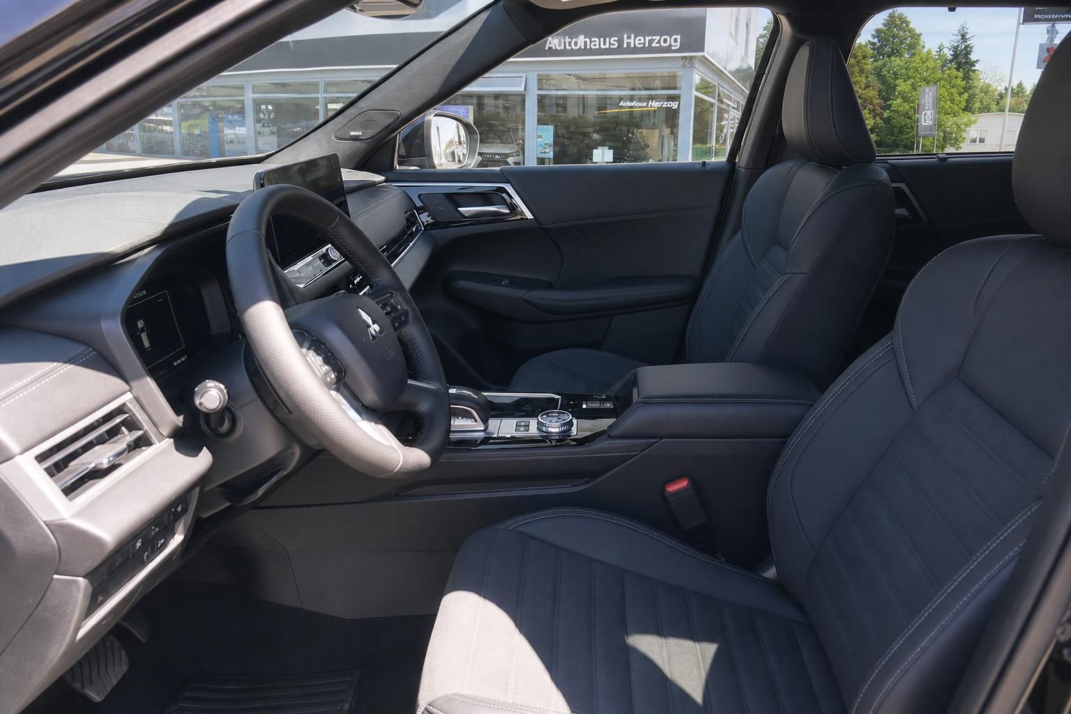 Mitsubishi Outlander Innenraum - Fahrer- und Beifahrersitz mit schwarzer Lederausstattung