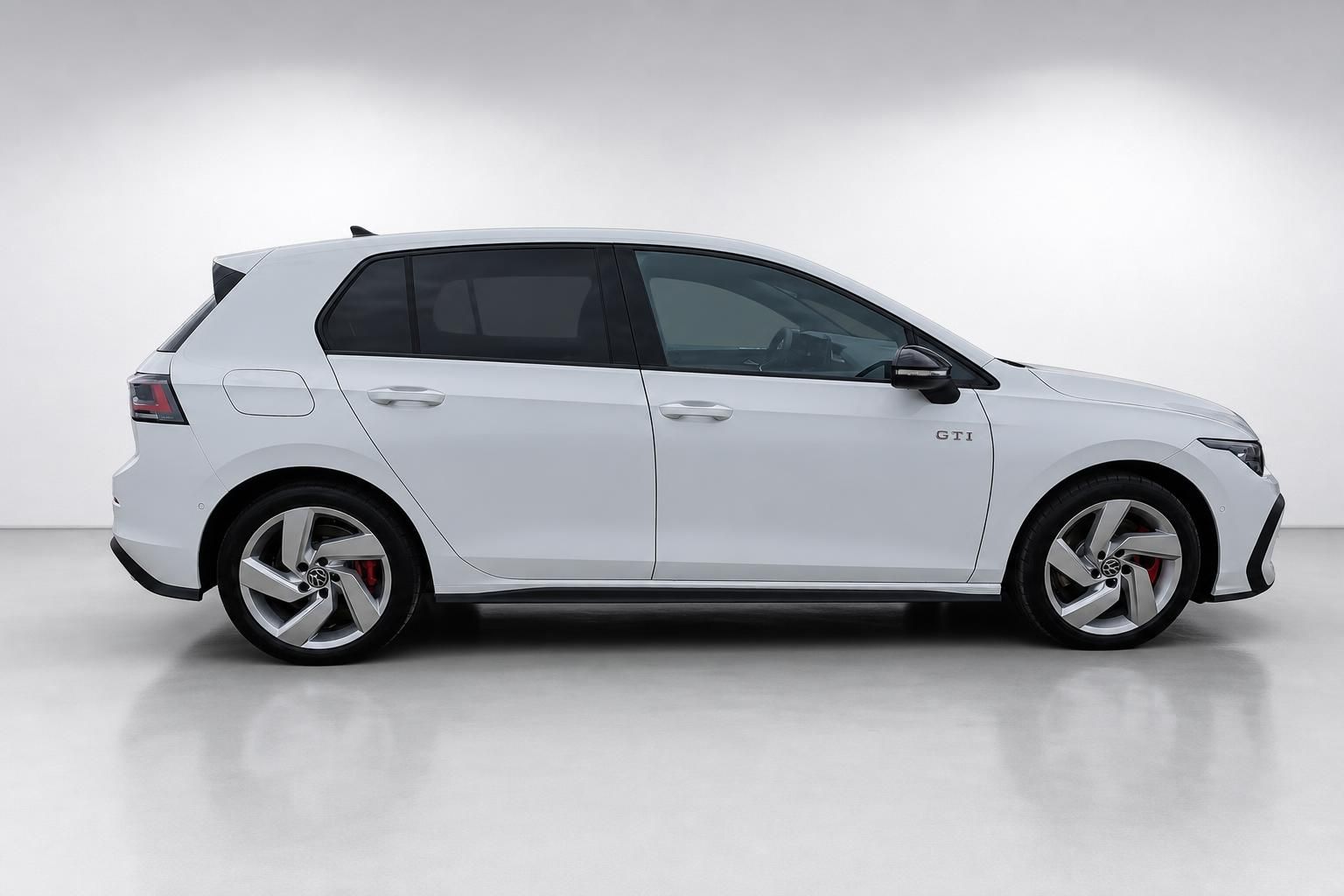 VW Golf GTI weiß Seitenansicht Studio