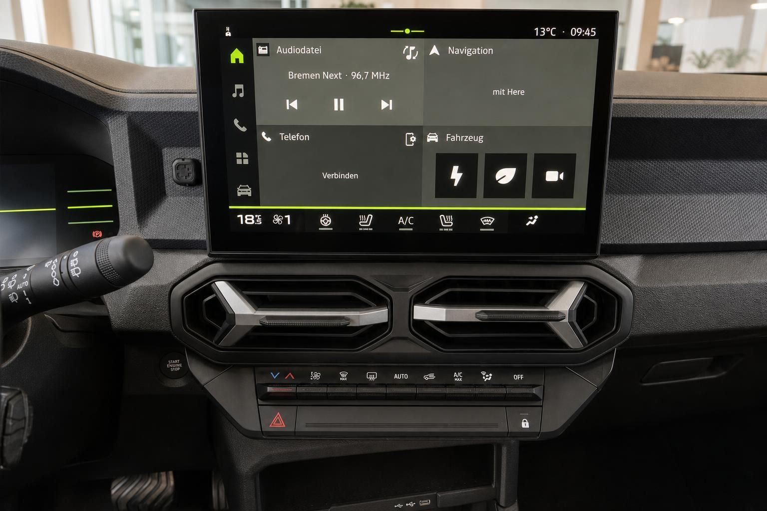 Infotainment System Display mit Navigation und Klimaanlage Bedienung im Fahrzeug