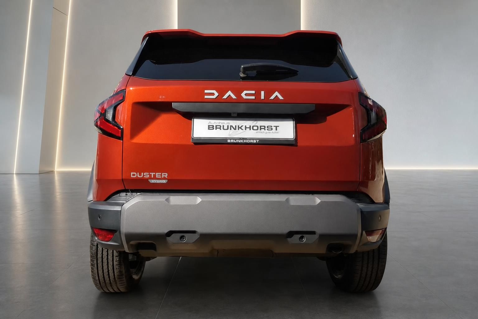 Dacia Duster Heckansicht in Orange mit DUSTER Schriftzug und Autohaus Brunkhorst Kennzeichen