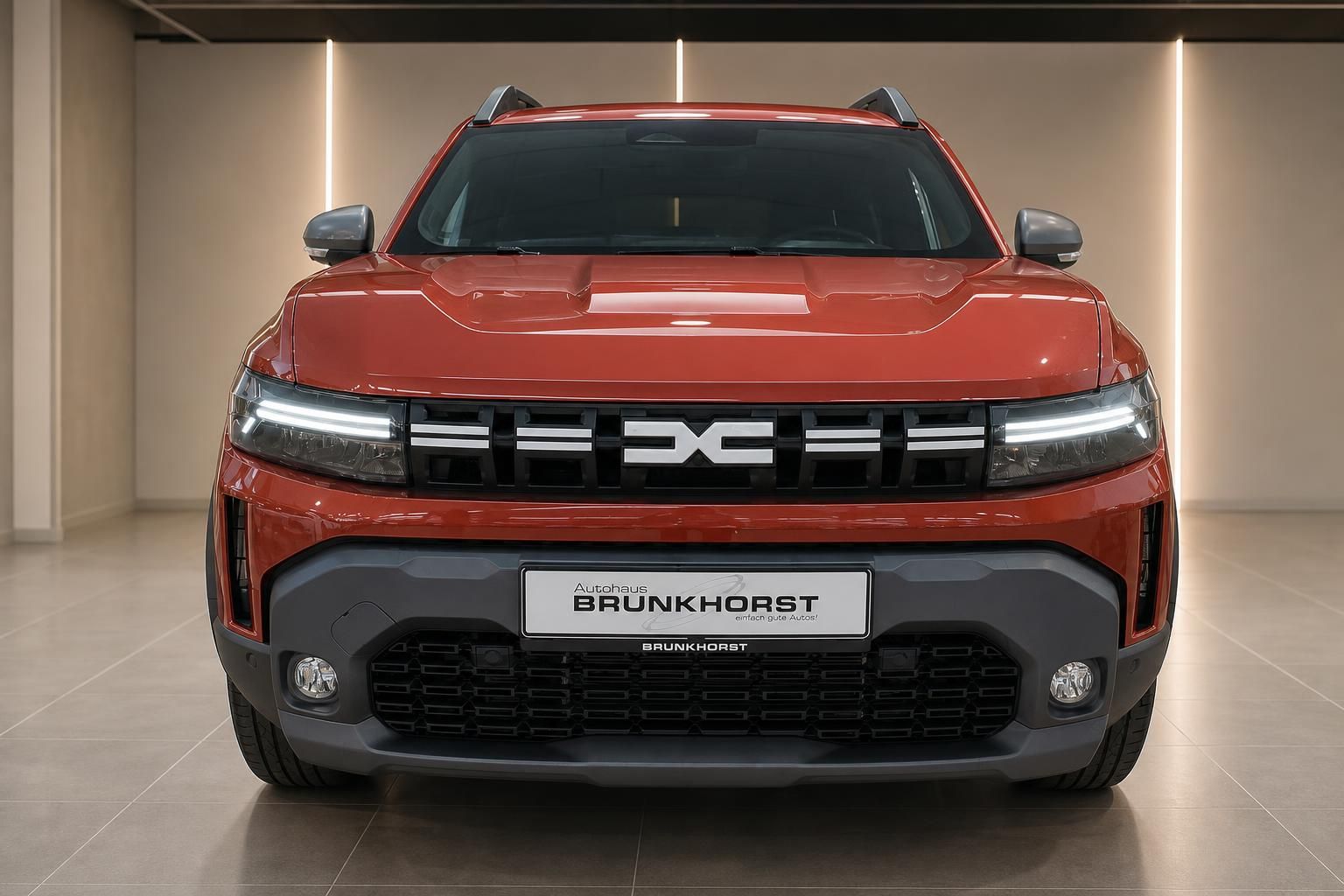 Dacia Duster Frontansicht in Orange mit charakteristischem Kühlergrill und LED-Scheinwerfern