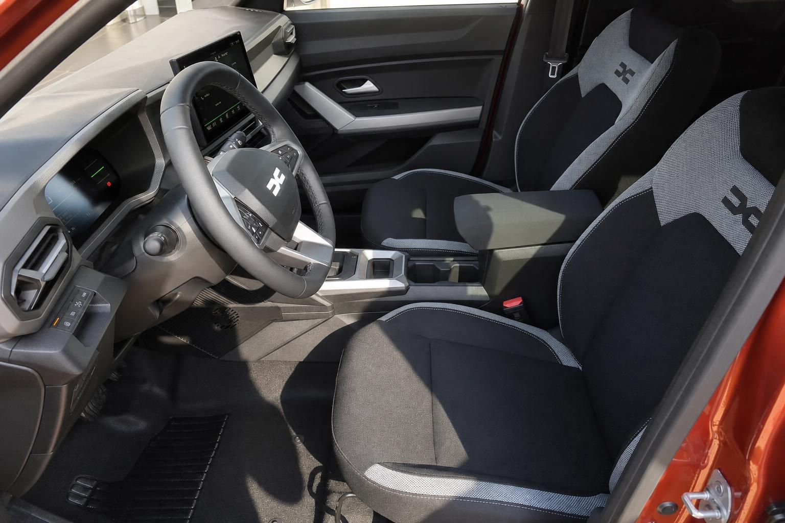 Dacia Duster Innenraum mit schwarzen Sportsitzen, Lenkrad und moderner Ausstattung