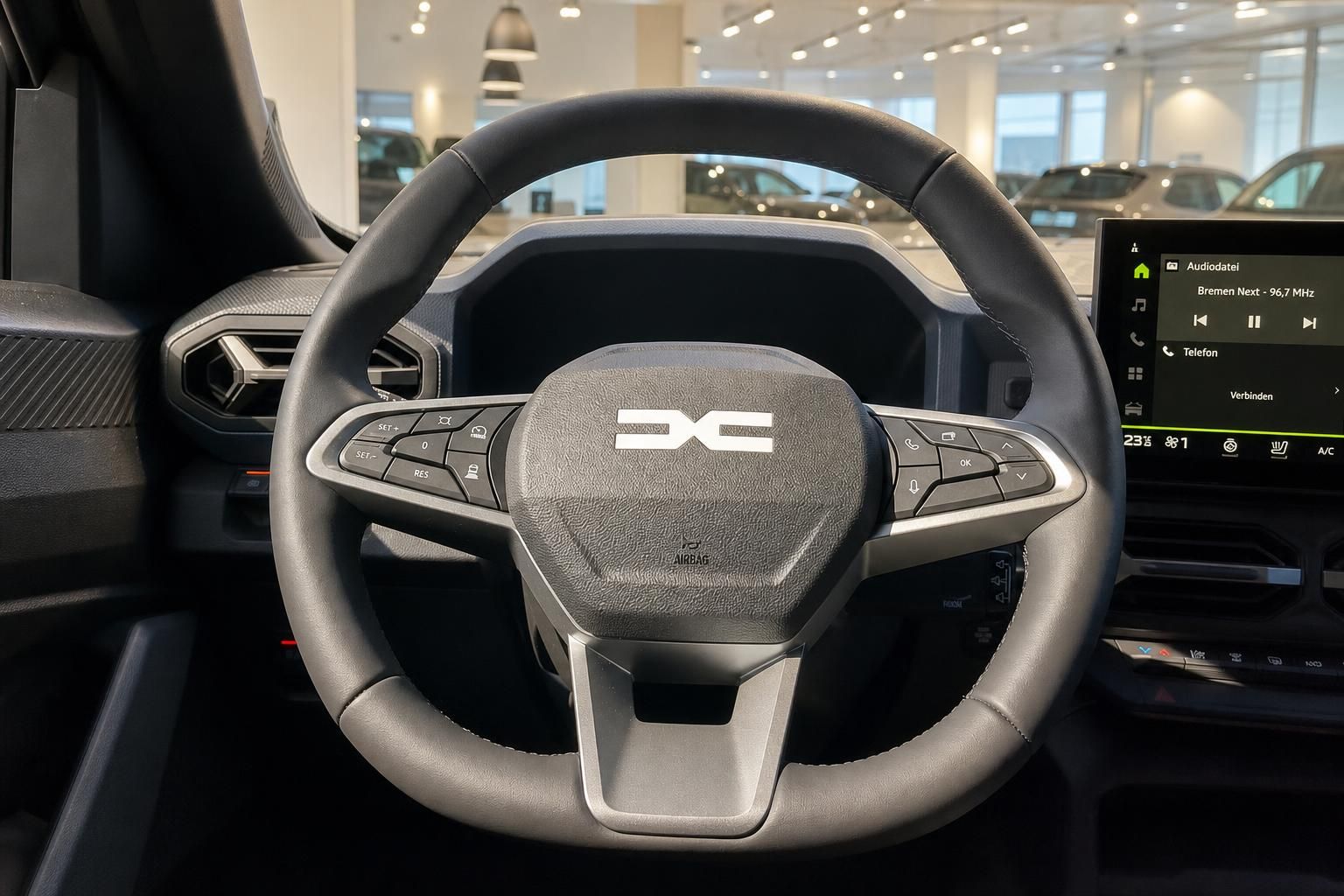 Innenraum Auto mit modernem Lenkrad und Touchscreen Display im Autohaus Showroom