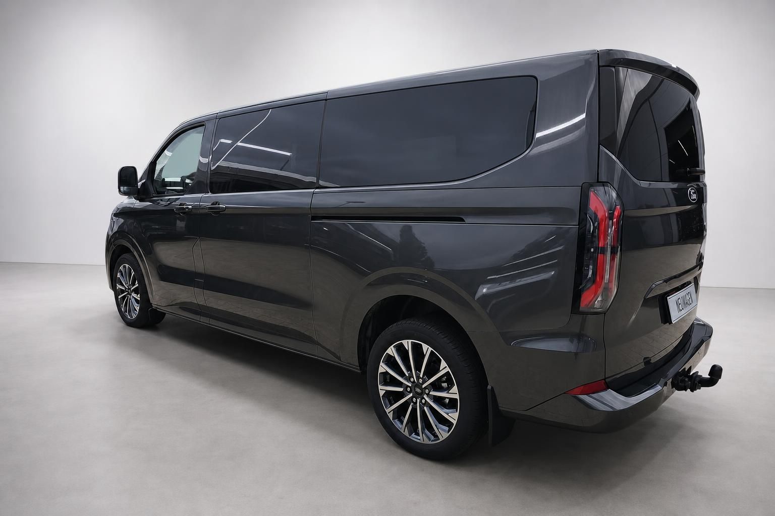 Ford Transit Custom Van in Grau, Heckansicht schraeg im Studio
