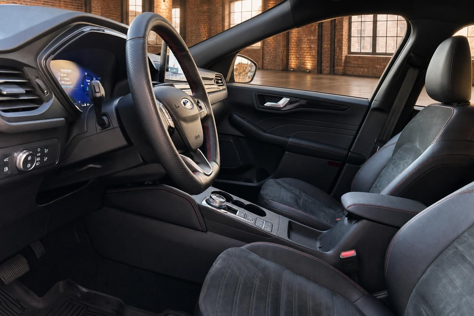 Ford Kuga Innenraum mit Lederausstattung und Cockpit