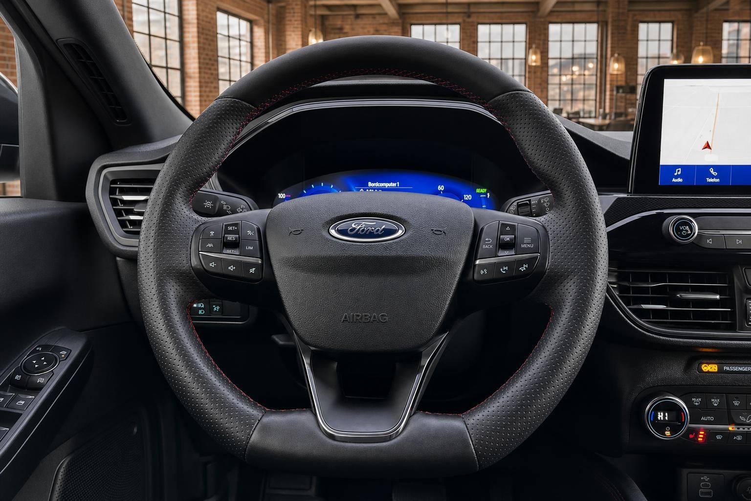 Ford Kuga Innenraum mit Lenkrad, Multifunktionstasten und Display