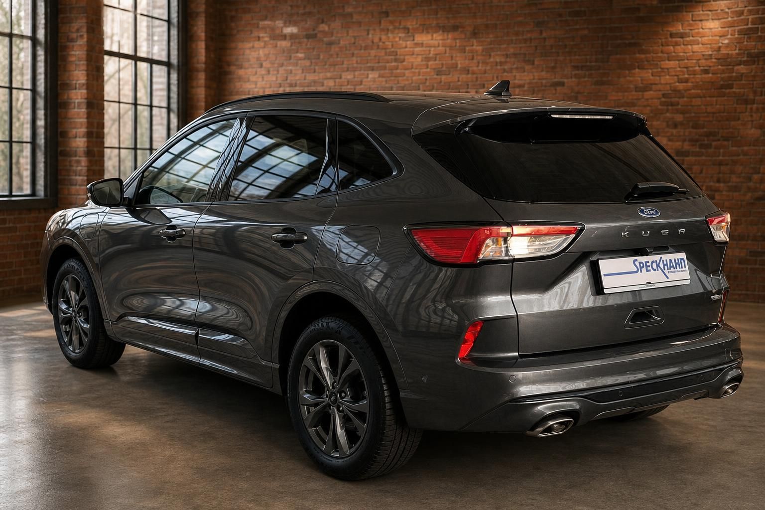 Ford Kuga in Grau Heckansicht mit Alufelgen in Studioatmosphaere