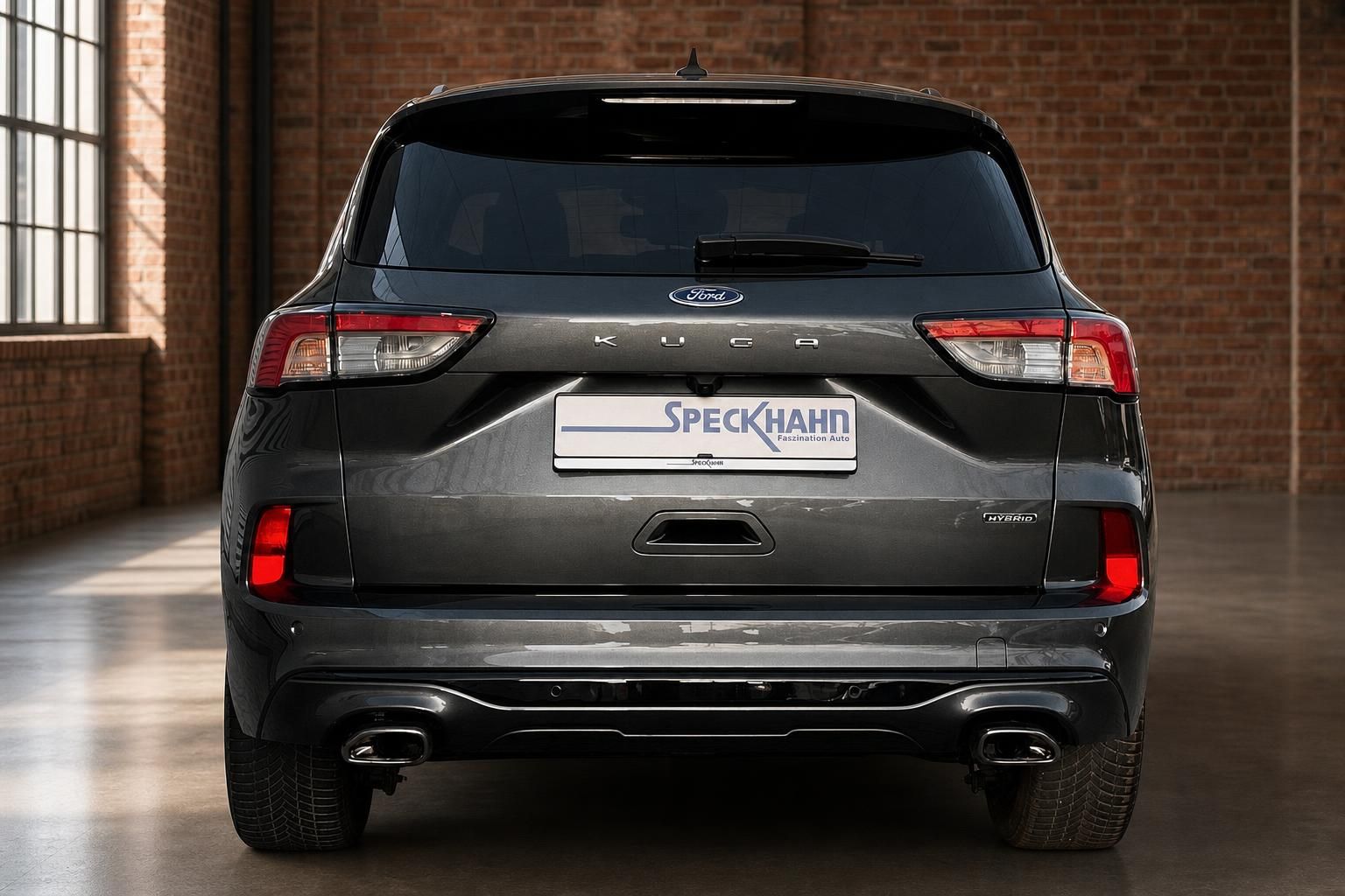 Ford Kuga Hybrid grau Heckansicht frontal mit Ruecklichtern und Kennzeichenhalter