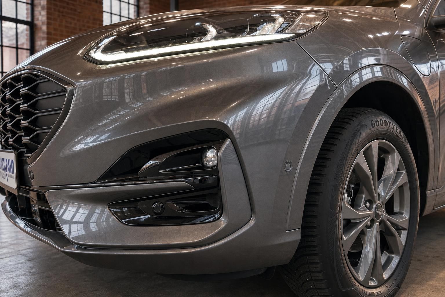 Ford Kuga grau metallic Frontpartie mit LED-Scheinwerfer und Felge Detailansicht