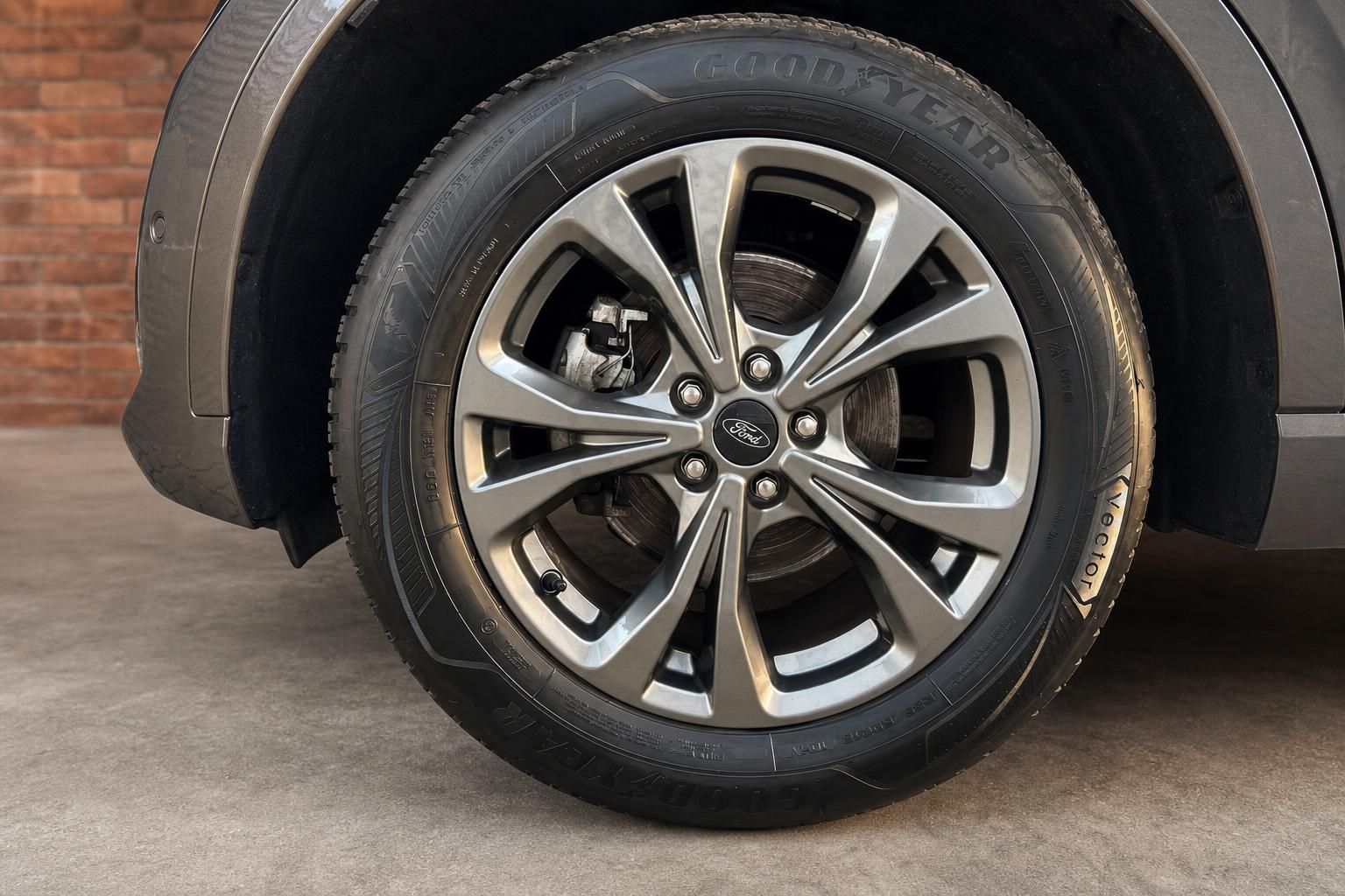 Ford Kuga Detailansicht Leichtmetallfelge mit Goodyear Reifen