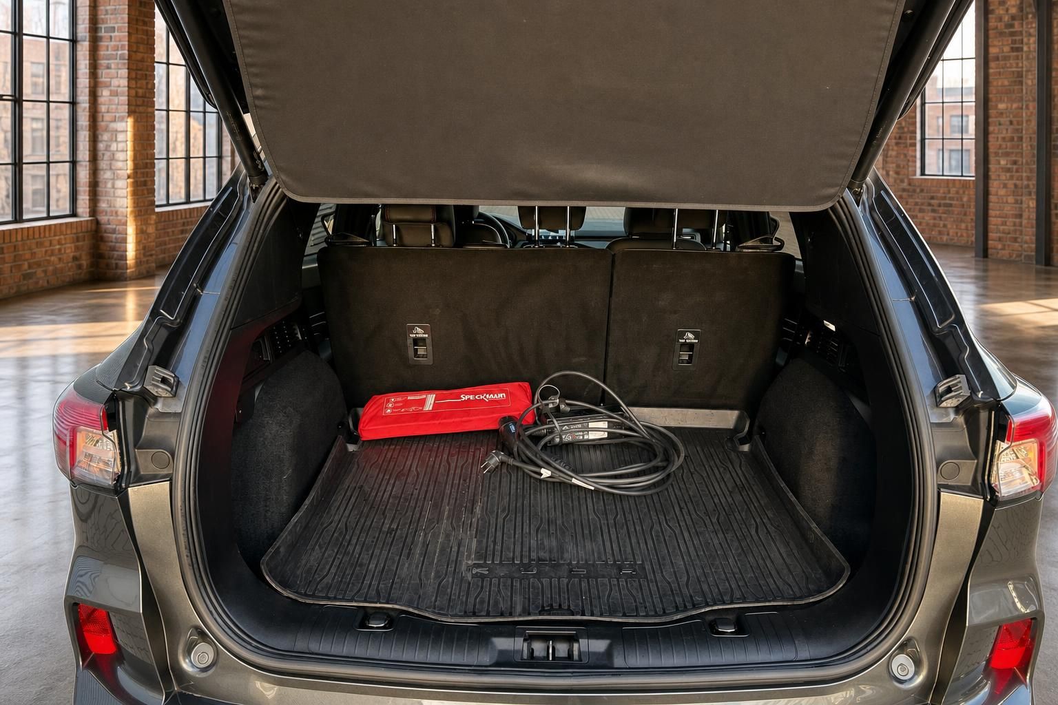 Ford Kuga Kofferraum mit Ladekabel und Gepaeckraumwanne im Detail