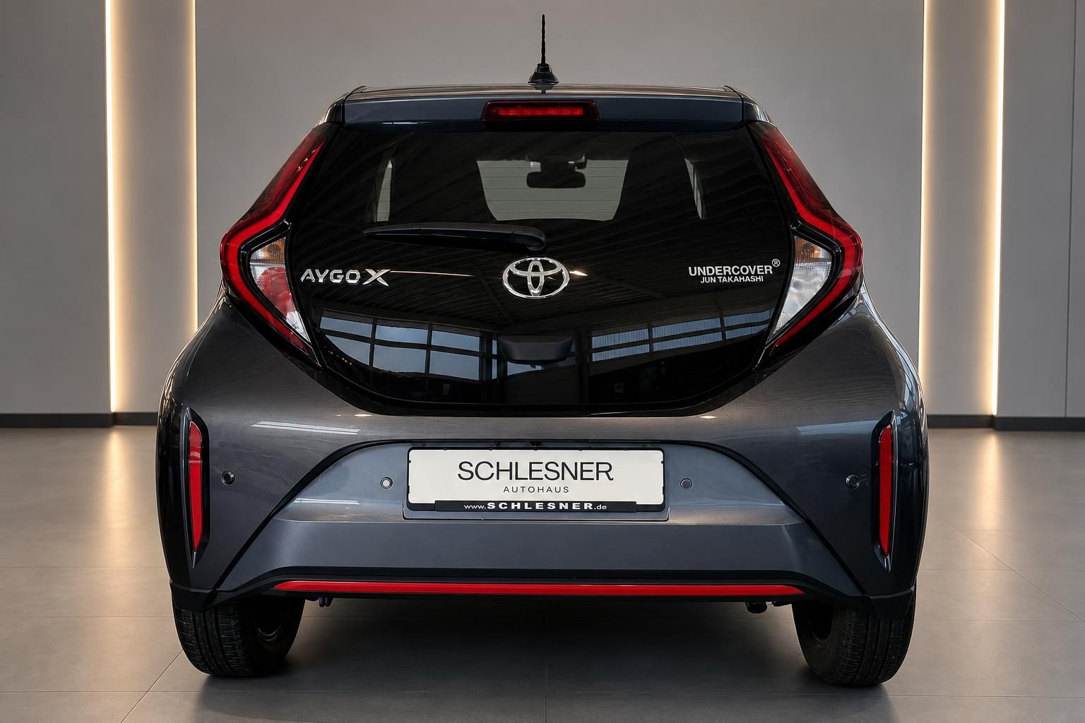 Toyota Aygo X Heckansicht mit LED-Rückleuchten und Undercover-Logo
