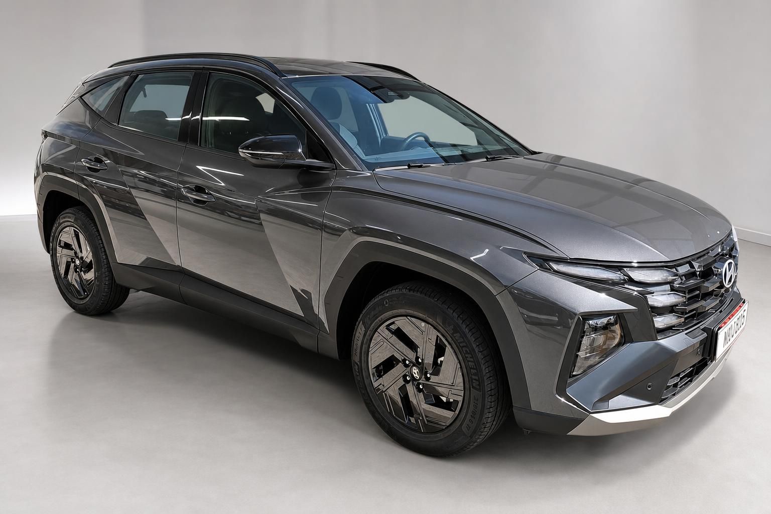 Hyundai Tucson SUV in Grau, Frontansicht schraeg im Studio
