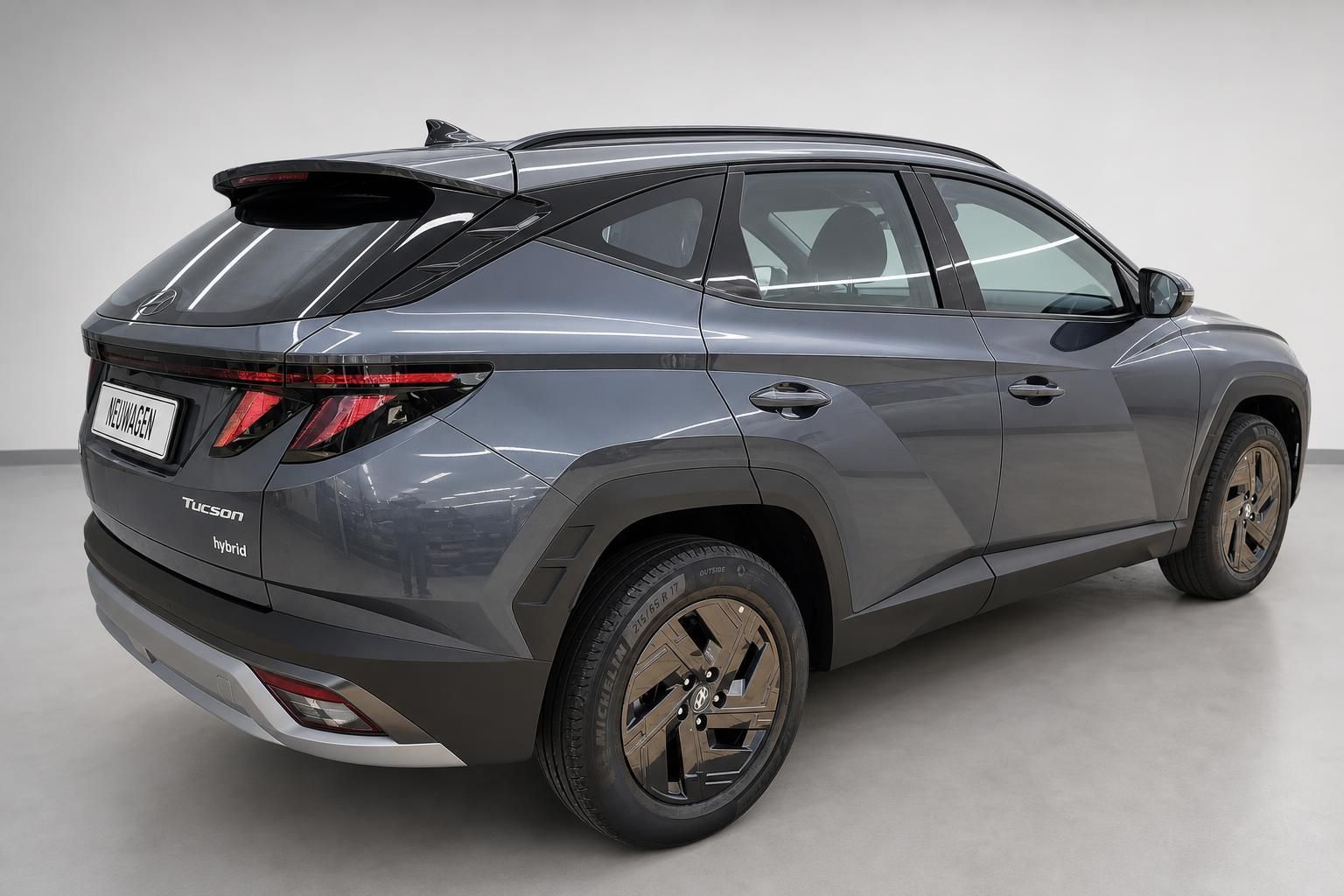 Hyundai Tucson Hybrid Neuwagen, Heck schraeg von hinten in Grau