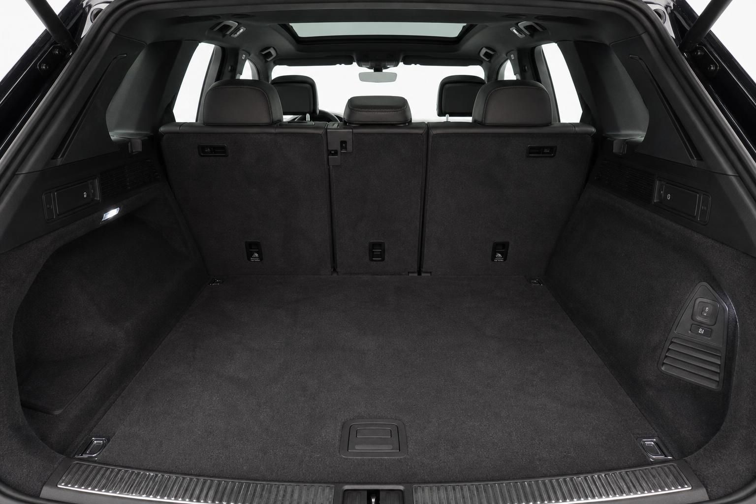 Kofferraum SUV mit umgeklappten Rücksitzen und großem Ladevolumen