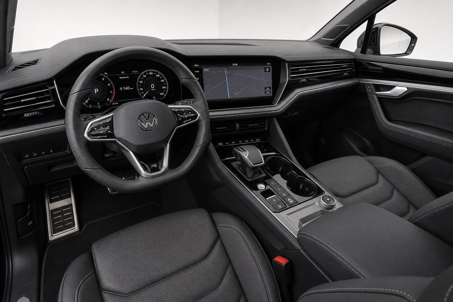 VW Cockpit mit Lederlenkrad und digitalem Navigationsdisplay
