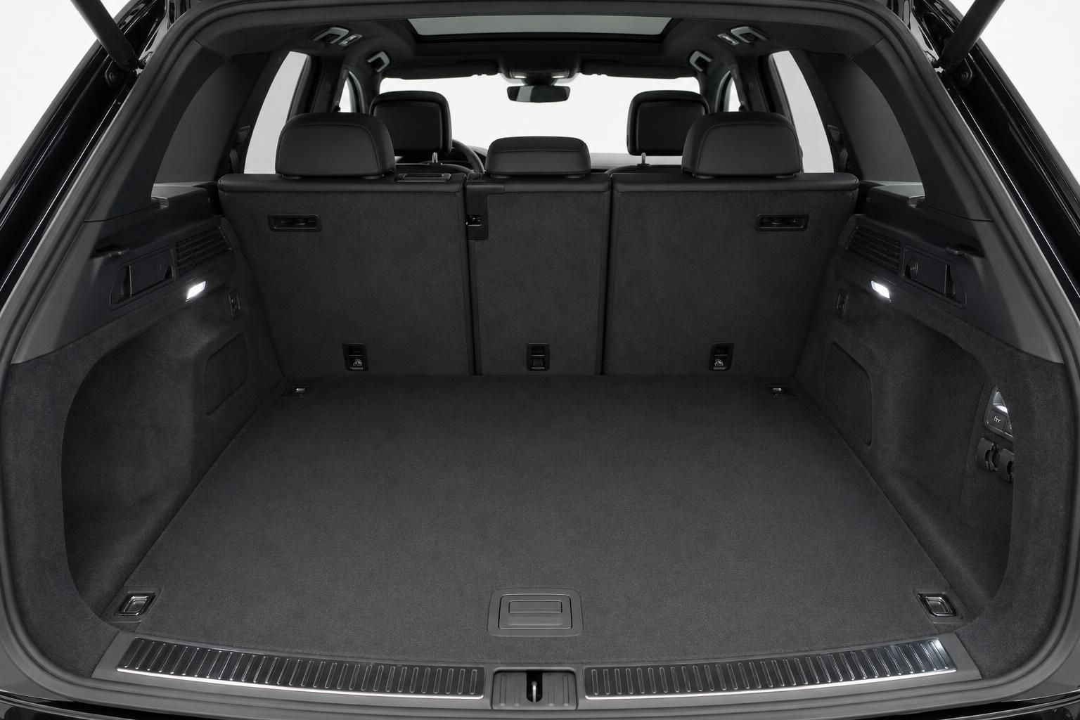 Geräumiger Kofferraum eines schwarzen SUV mit Panoramadach