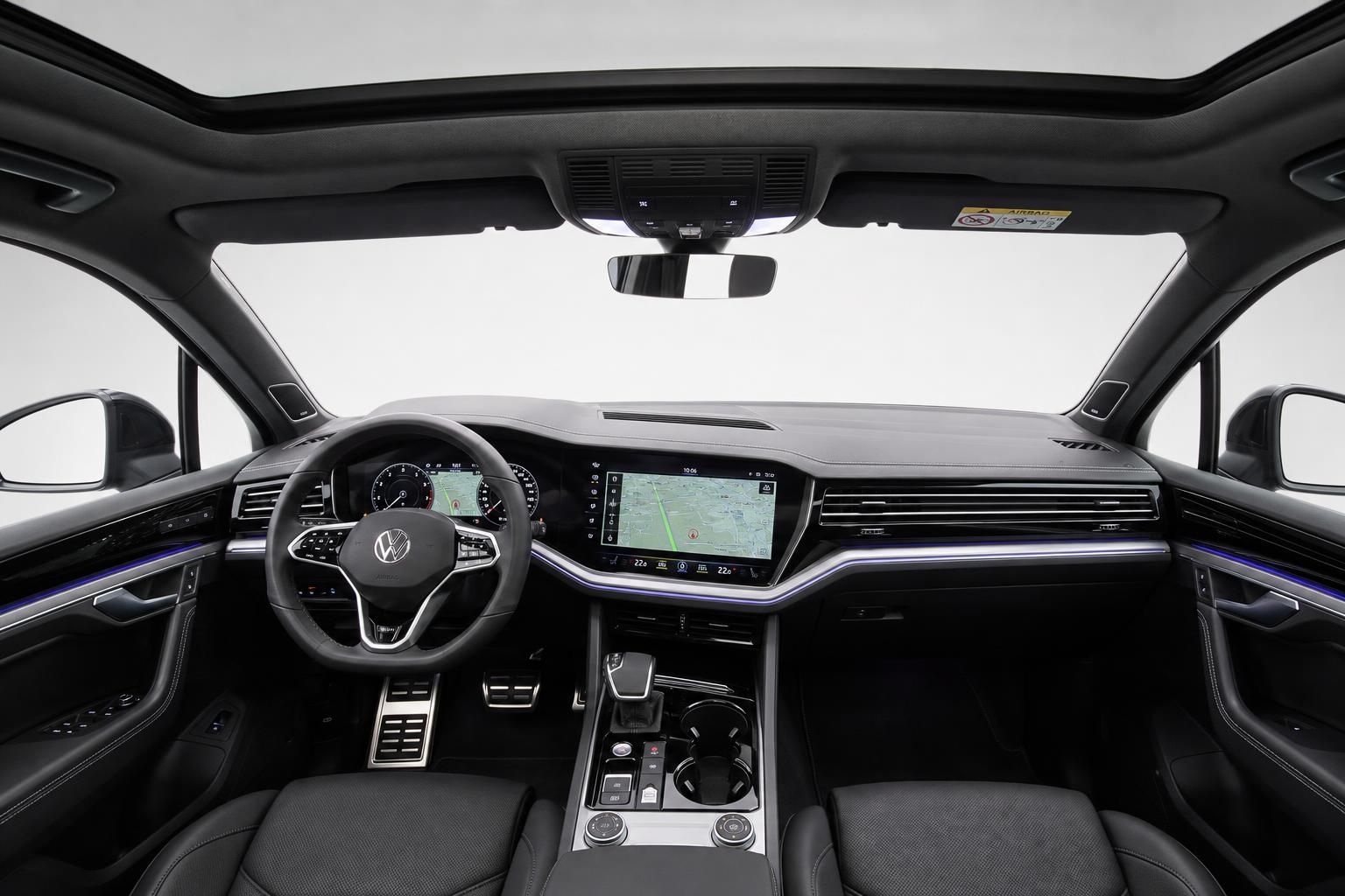 Volkswagen Innenraum mit Panoramadach und modernem Infotainment