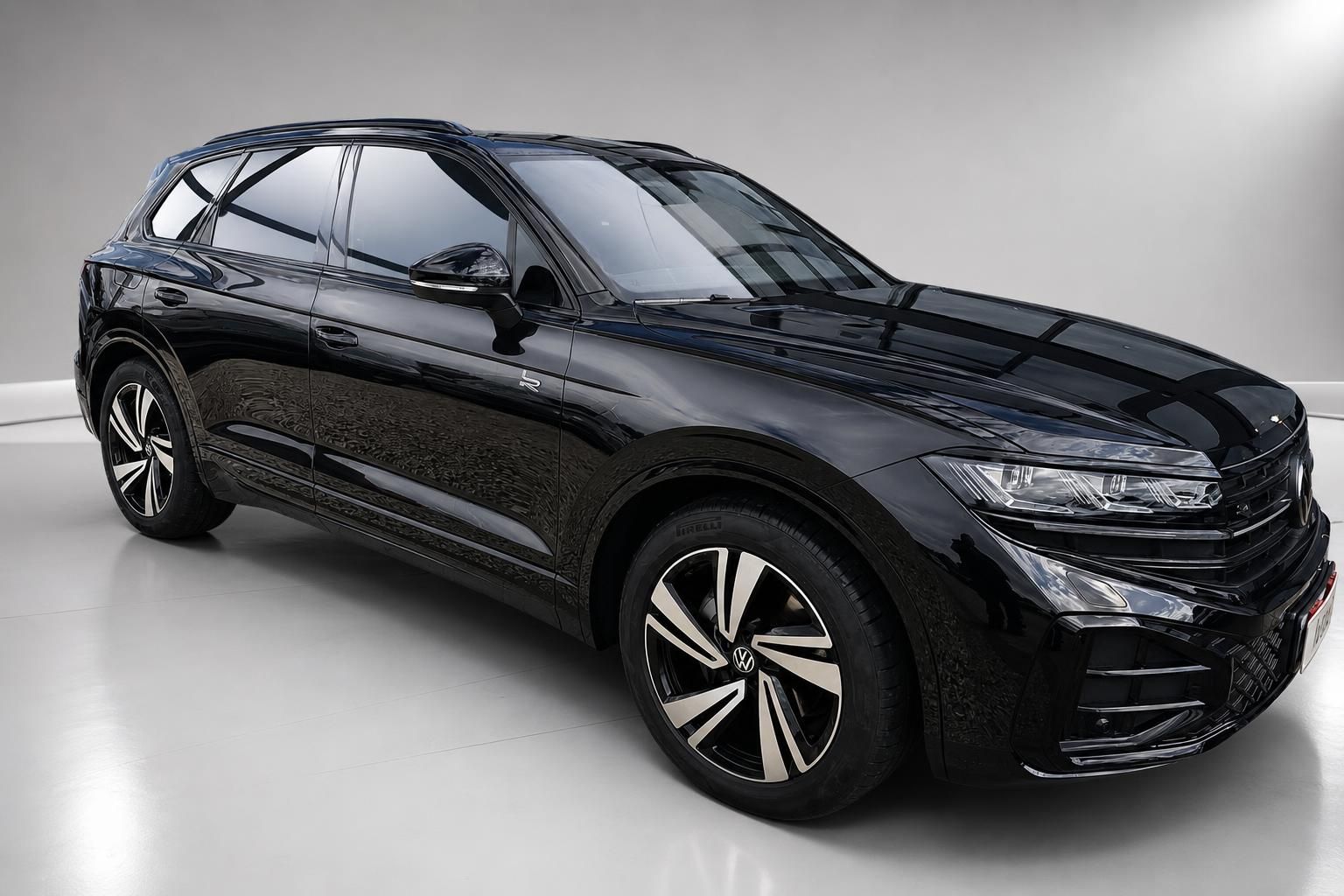VW Touareg schwarz Seitenansicht mit Alufelgen im Studio