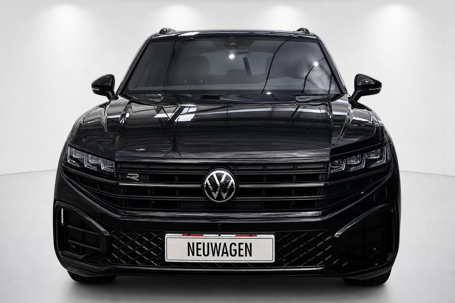 VW Touareg R schwarz Frontansicht mit Neuwagen Kennzeichen