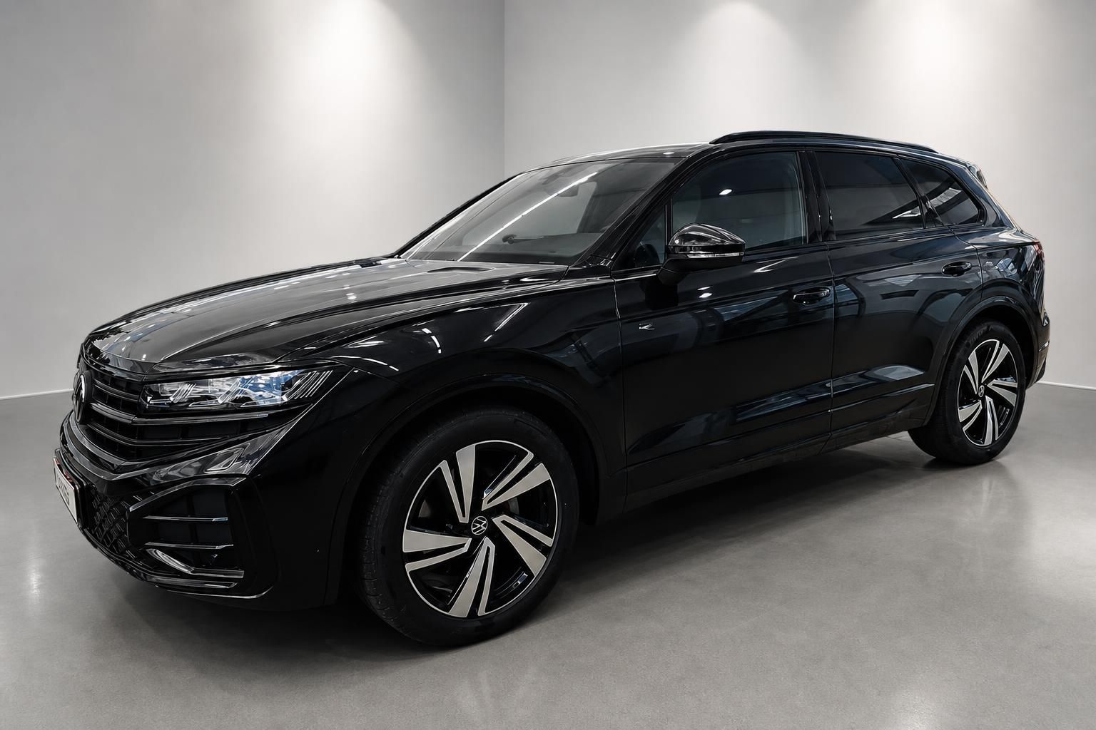 VW Touareg schwarz Frontansicht seitlich im Autohaus Studio