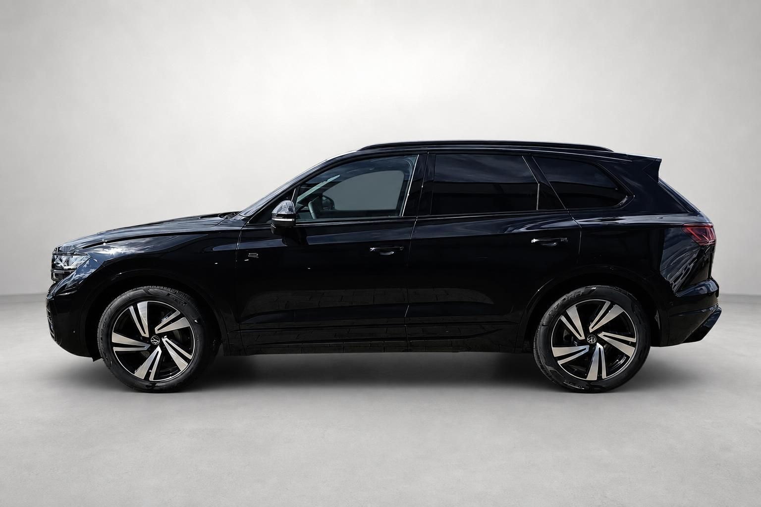 VW Touareg schwarz Seitenansicht Profil im Fotostudio
