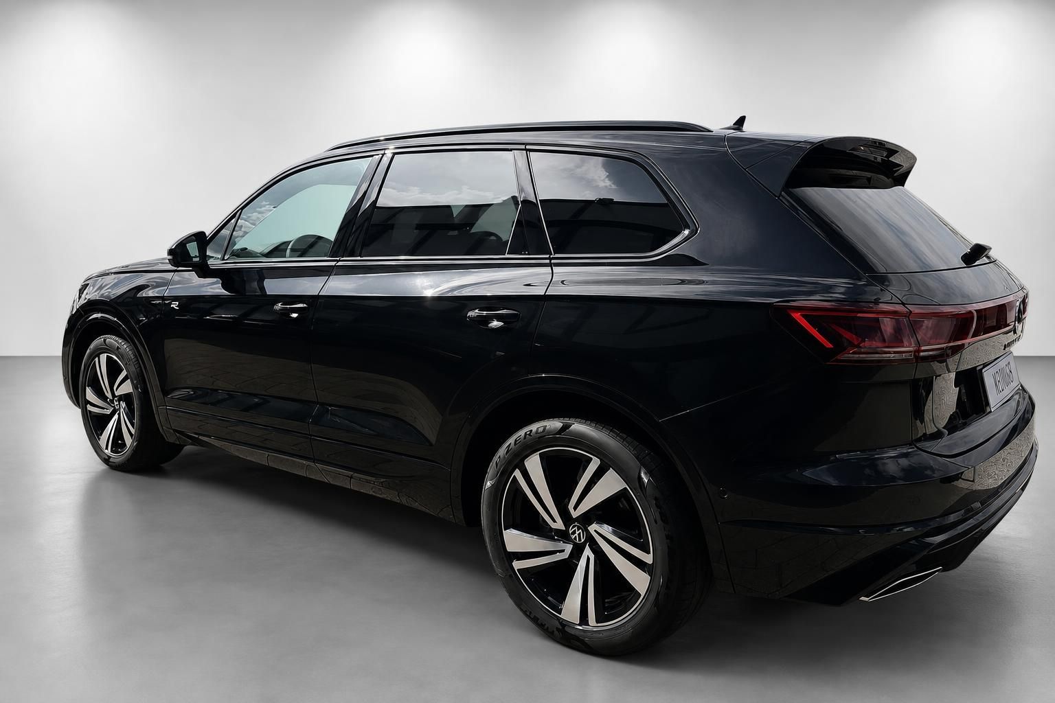 VW Touareg R schwarz Heckansicht schraeg im Studio