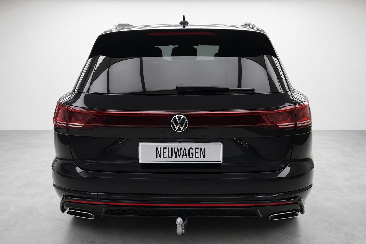 VW Touareg schwarz Heckansicht mit Anhaengerkupplung Neuwagen