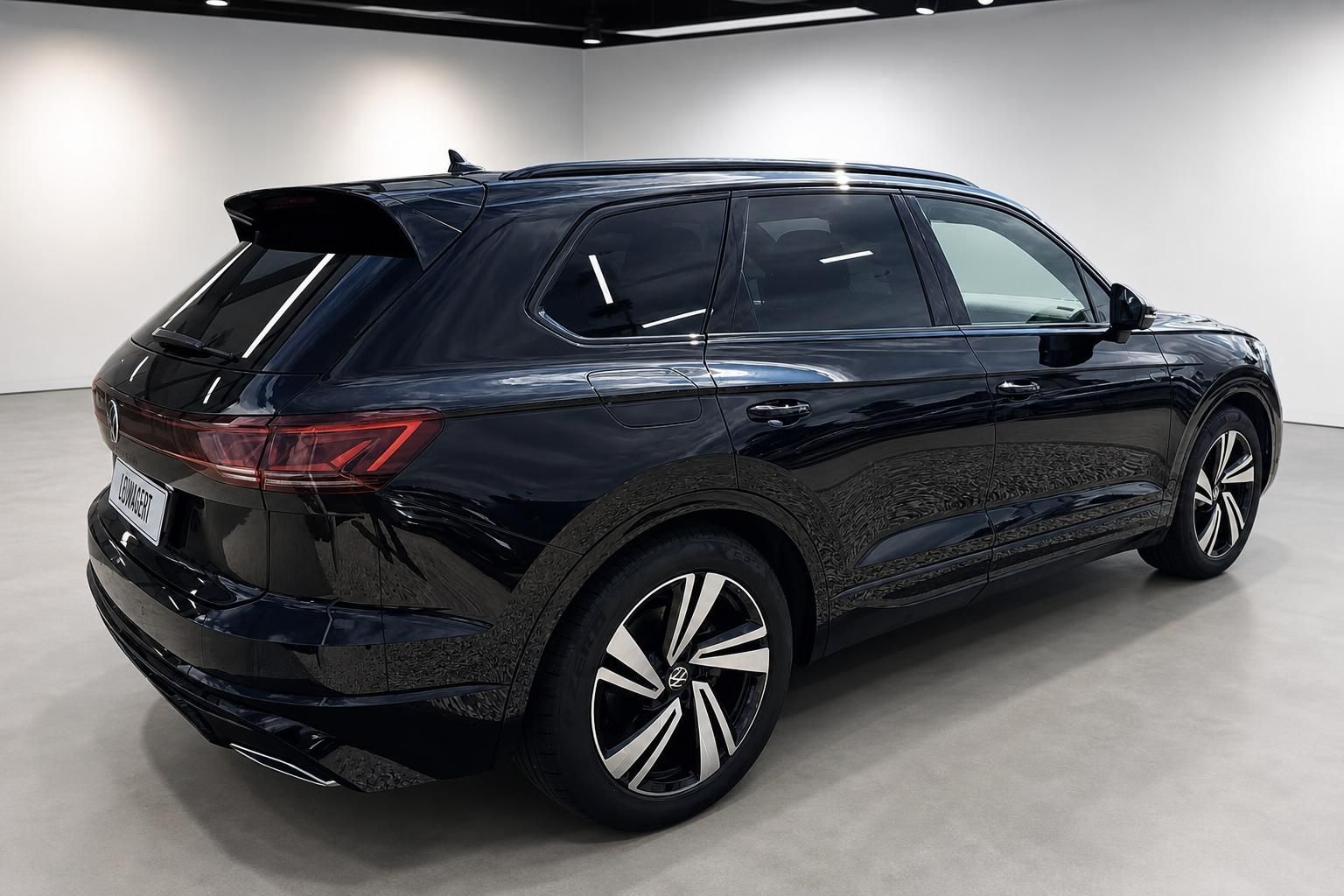 VW Touareg schwarz Heck- und Seitenansicht in Ausstellungsraum