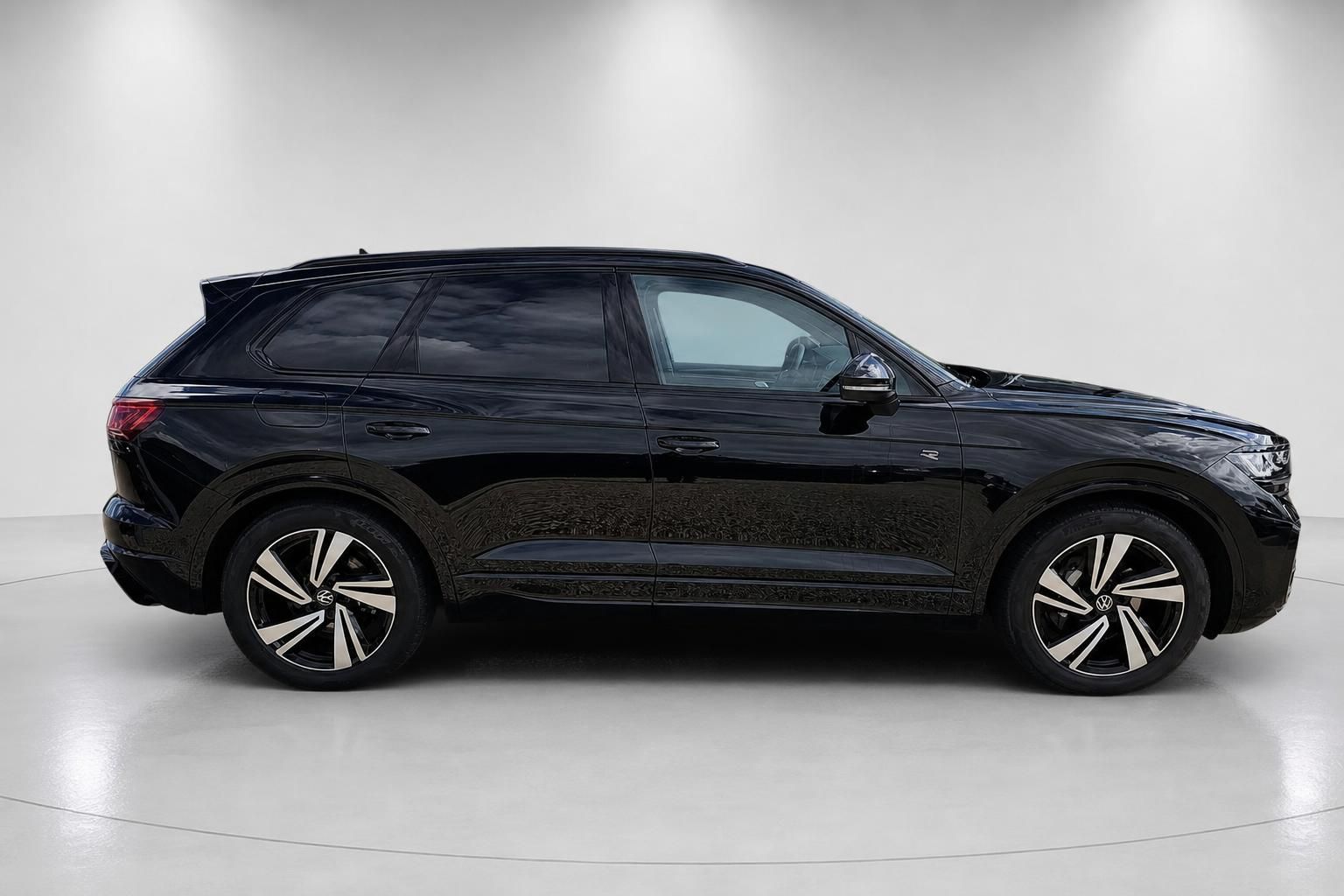 VW Touareg schwarz Seitenansicht mit Leichtmetallfelgen