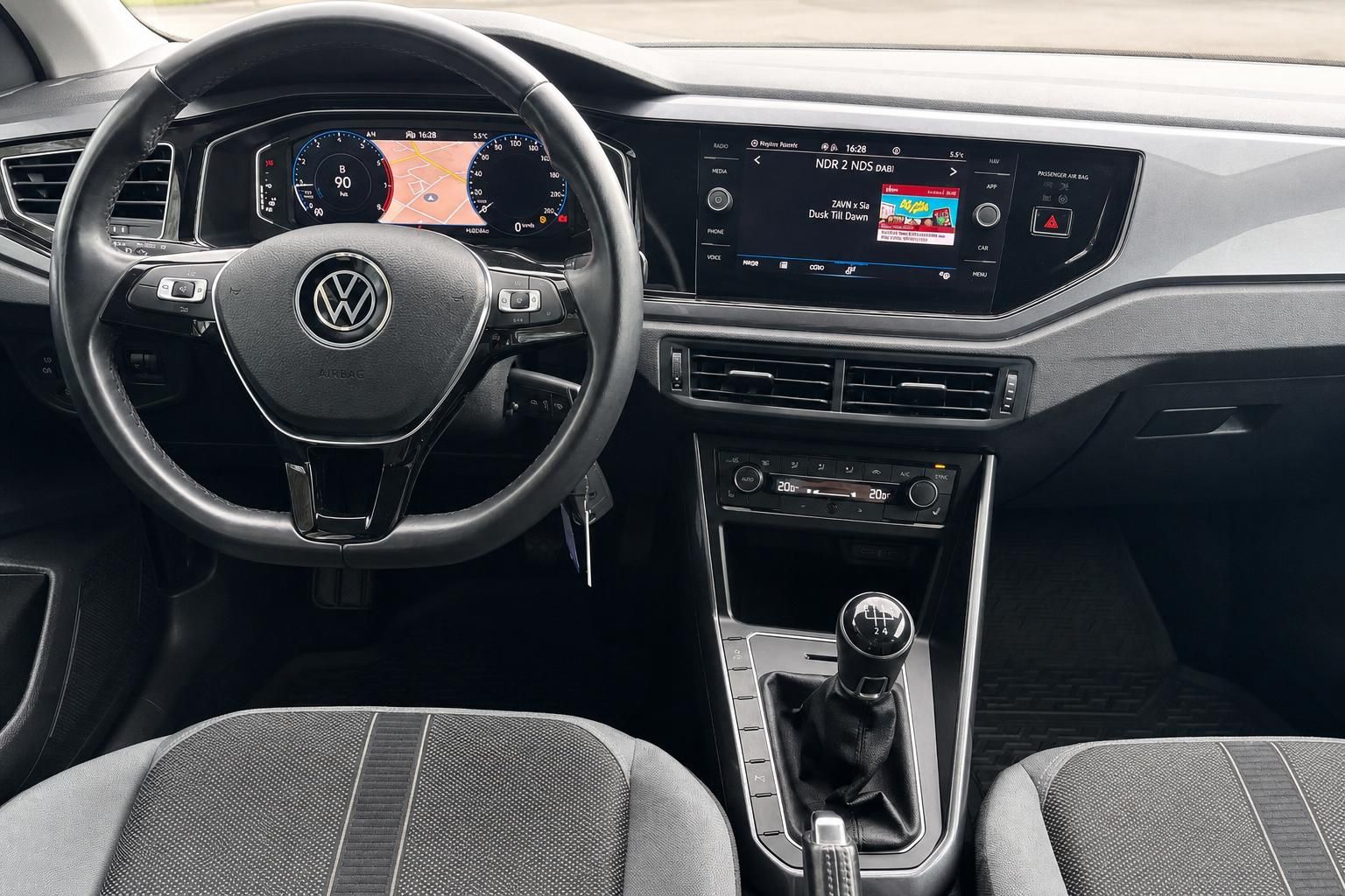 Volkswagen Innenraum mit Lenkrad, Digitalcockpit und Infotainment-System