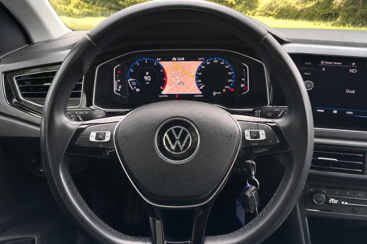VW Lenkrad mit Multifunktionstasten und digitalem Tacho mit Navigation