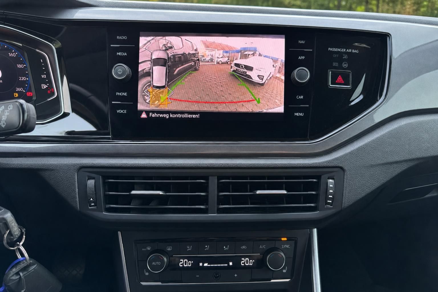Volkswagen Infotainment-Display mit Rückfahrkamera und Einparkhilfe