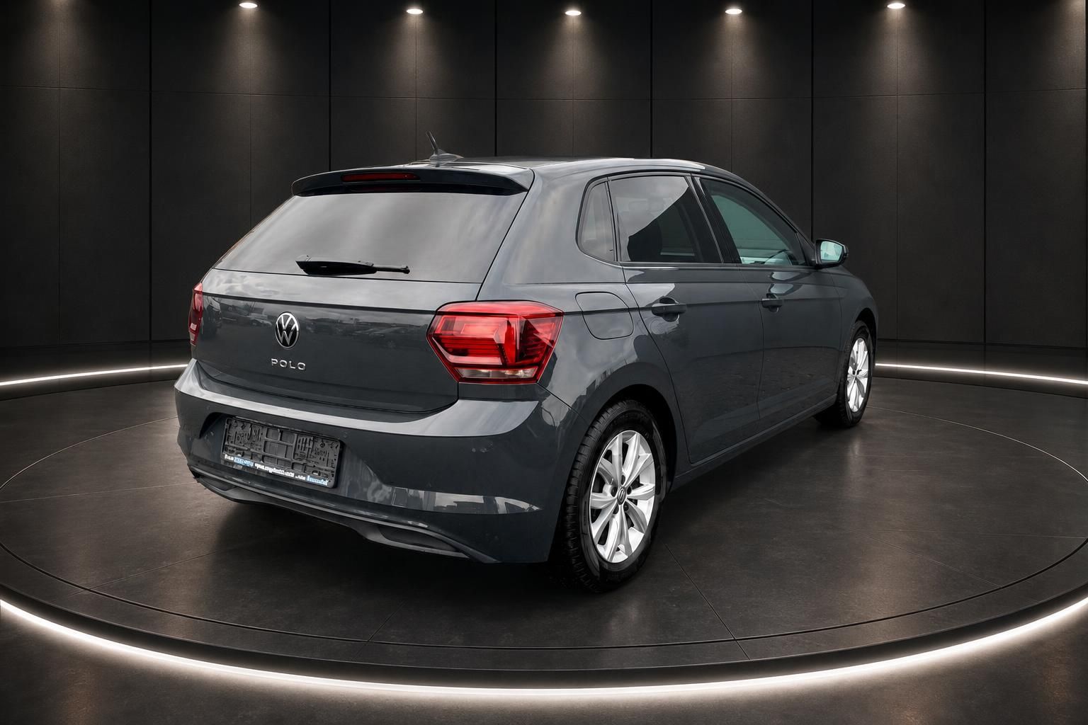 Volkswagen Polo grau Heckansicht mit LED-Rücklichtern im Studio