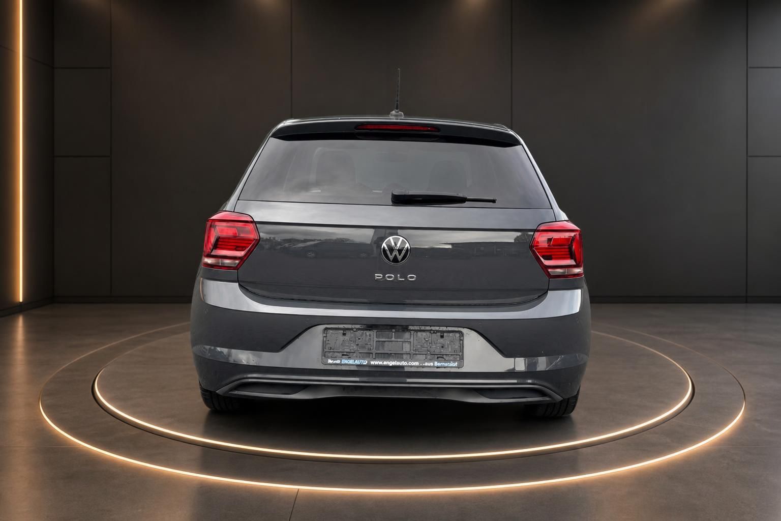 VW Polo grau Heckansicht mit Kennzeichen und LED-Rückleuchten im Showroom