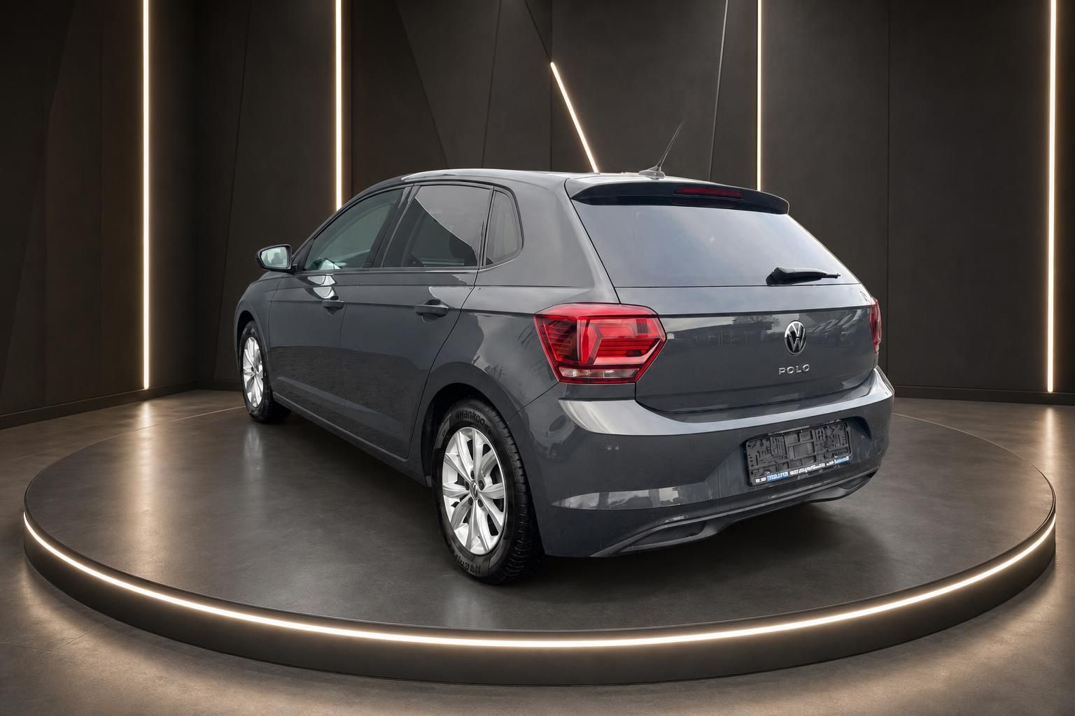 VW Polo grau Heck-Seitenansicht von rechts mit Kennzeichen im Showroom