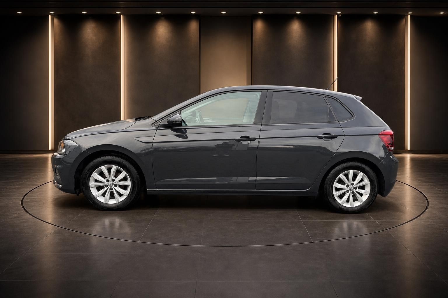 VW Polo grau Seitenansicht von links im Showroom mit Studiobeleuchtung