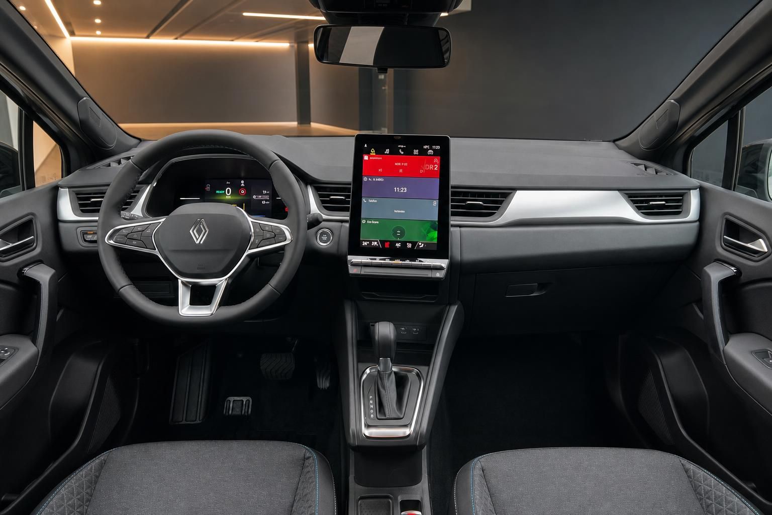 Renault Innenraum mit Cockpit, Lenkrad und Touchscreen-Display