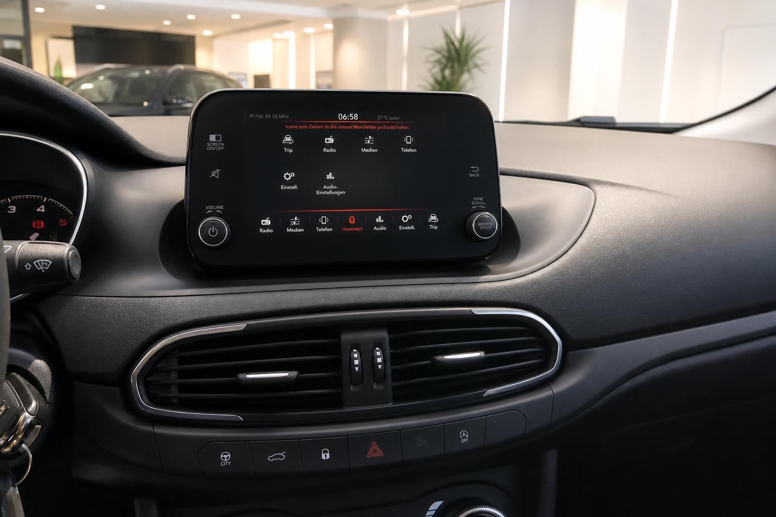 Fiat Tipo Uconnect Infotainment-Touchscreen mit Menüansicht und Klimabedienfeld