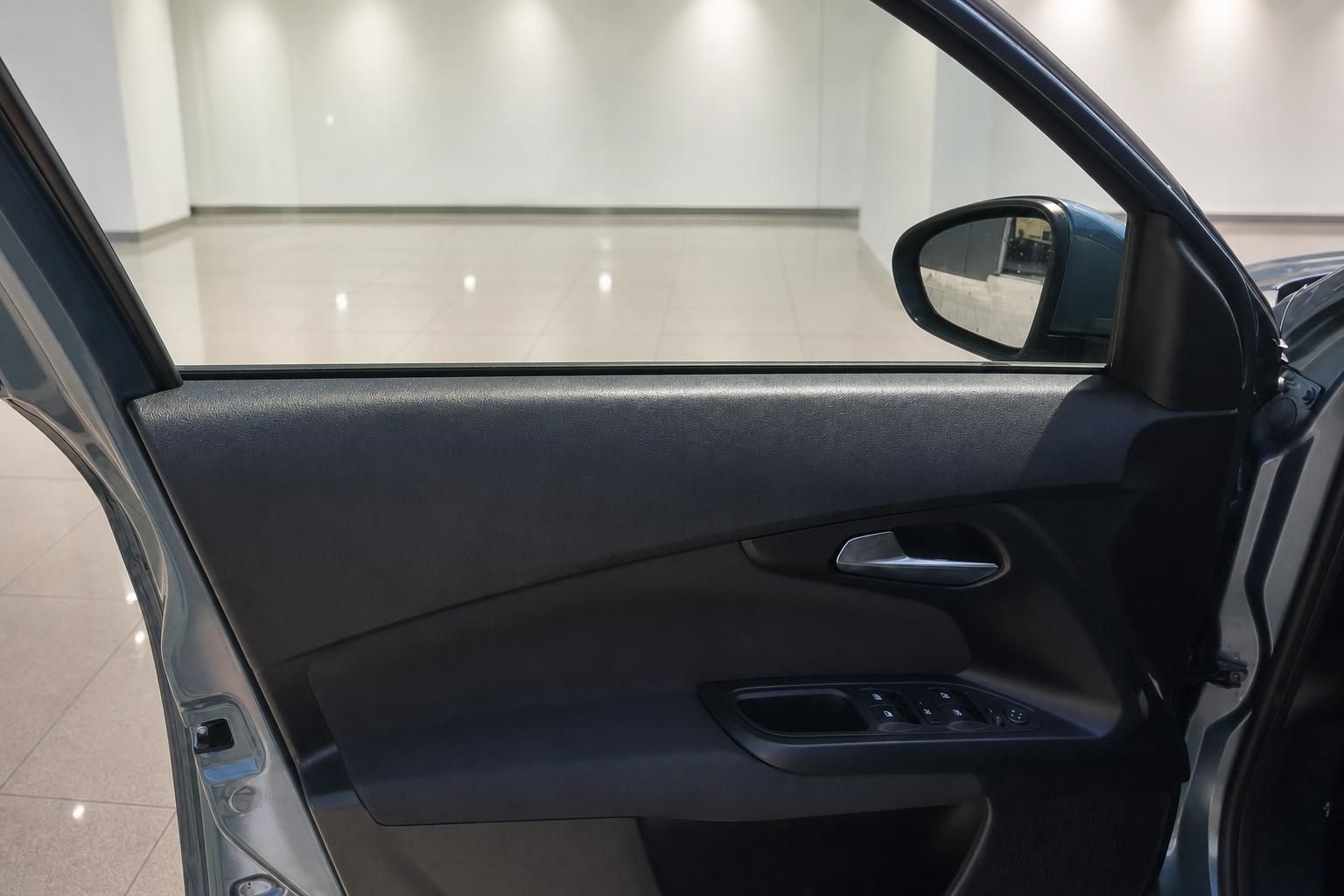 Fiat Tipo Fahrertür geöffnet mit schwarzer Türverkleidung, Außenspiegel und Fensterheber