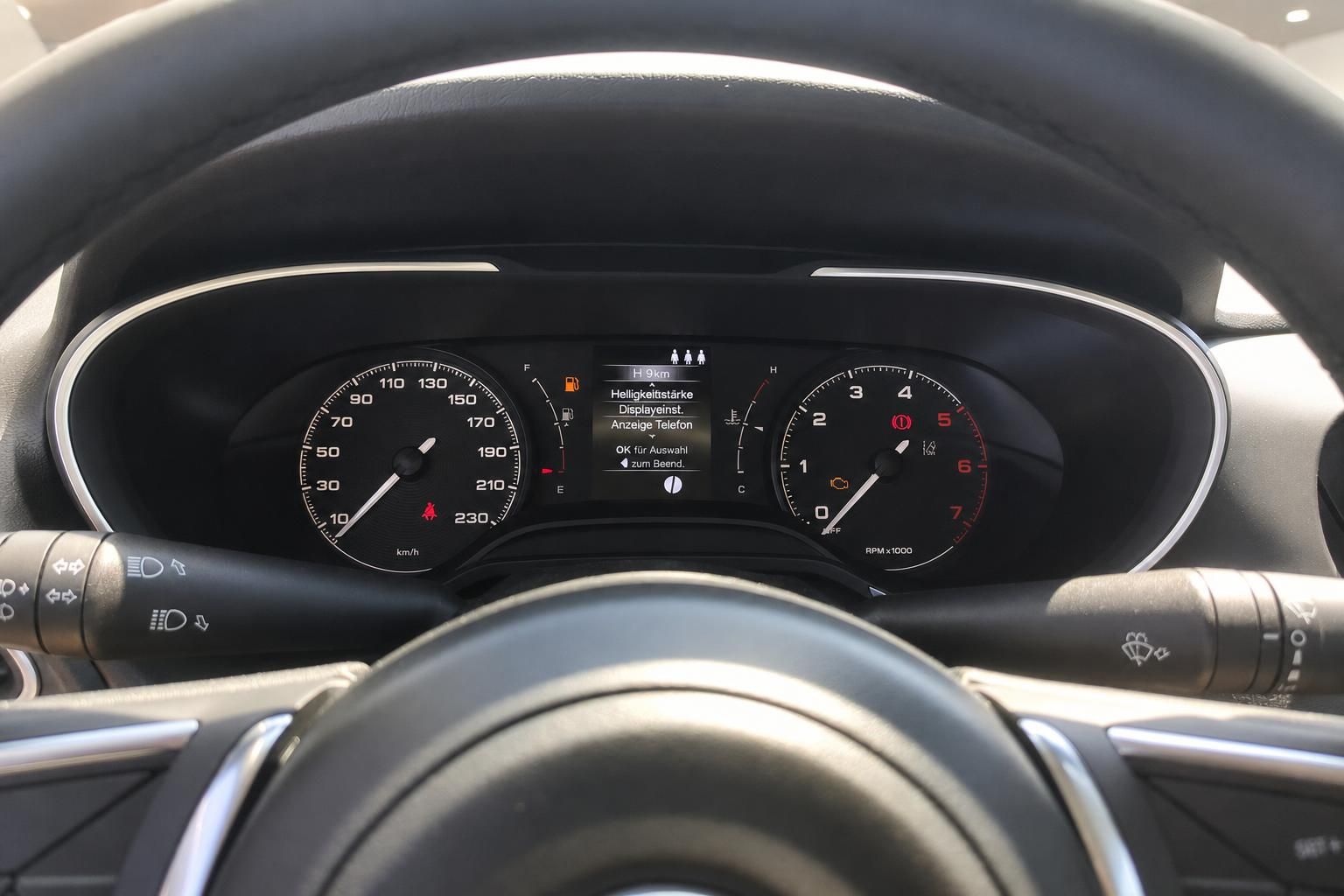 Fahrzeug Kombiinstrument mit Tacho, Drehzahlmesser und digitalem Display – Innenraumdetail