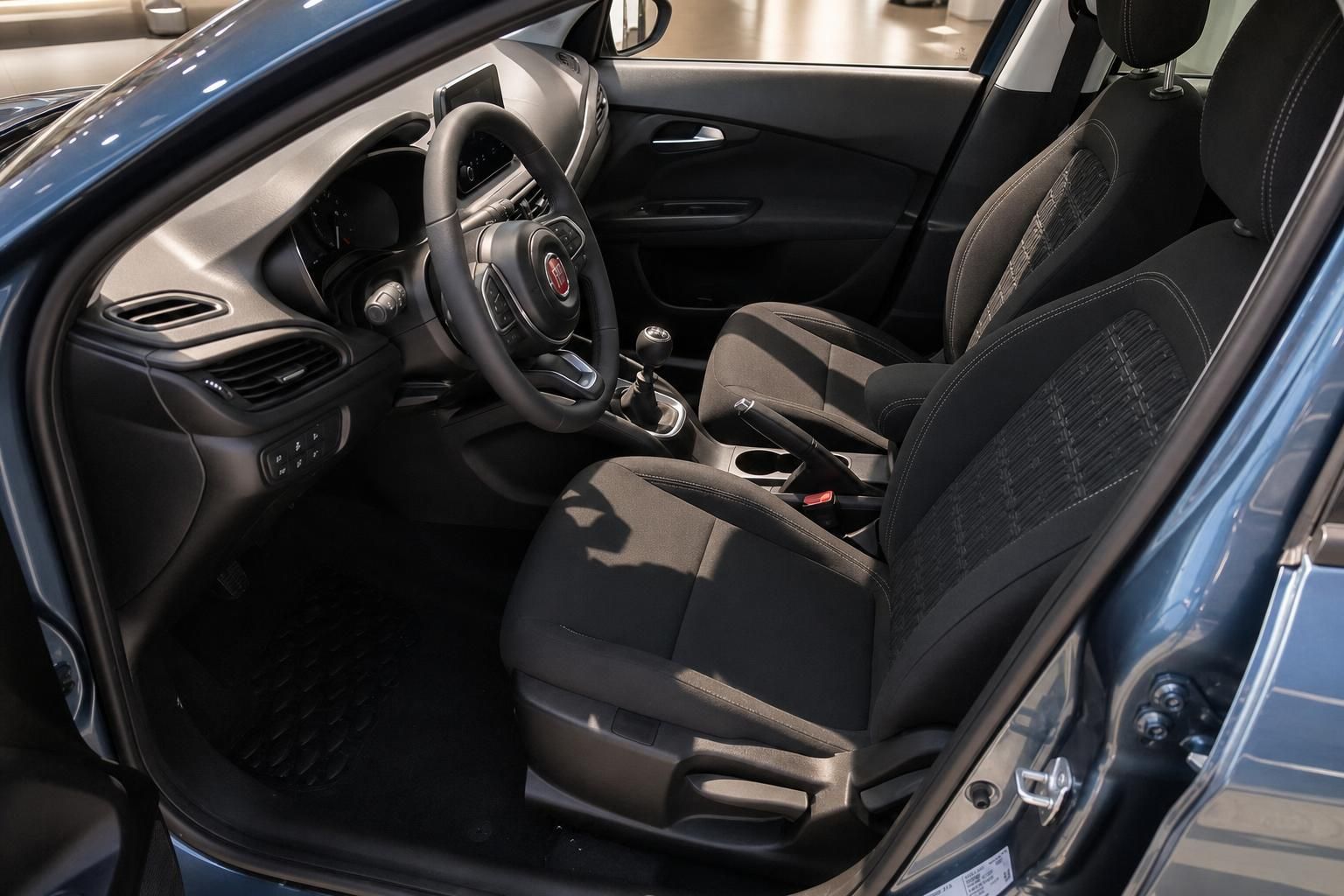 Fiat Tipo Innenraum Vordersitze schwarz mit Schaltgetriebe