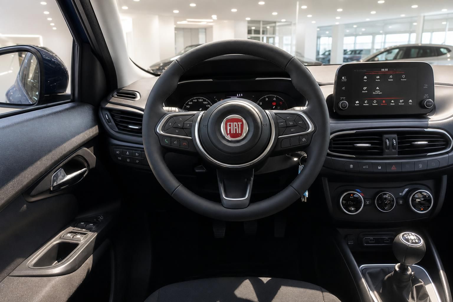 Fiat Innenraum Cockpit mit Lenkrad, Tacho und Infotainment-Display im Autohaus
