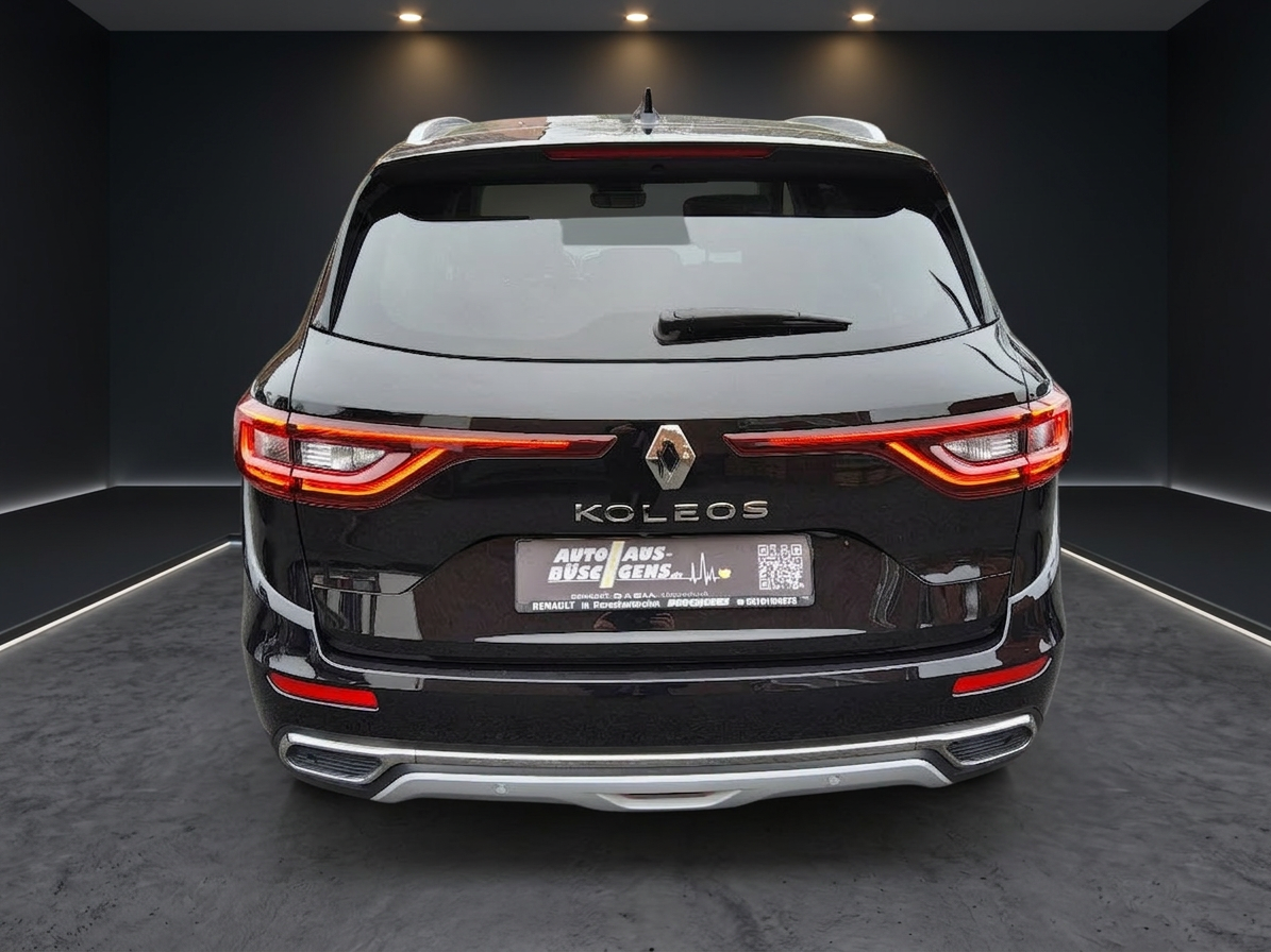 Schwarzer Renault Koleos SUV Heckansicht im Autohaus Büschgens Showroom