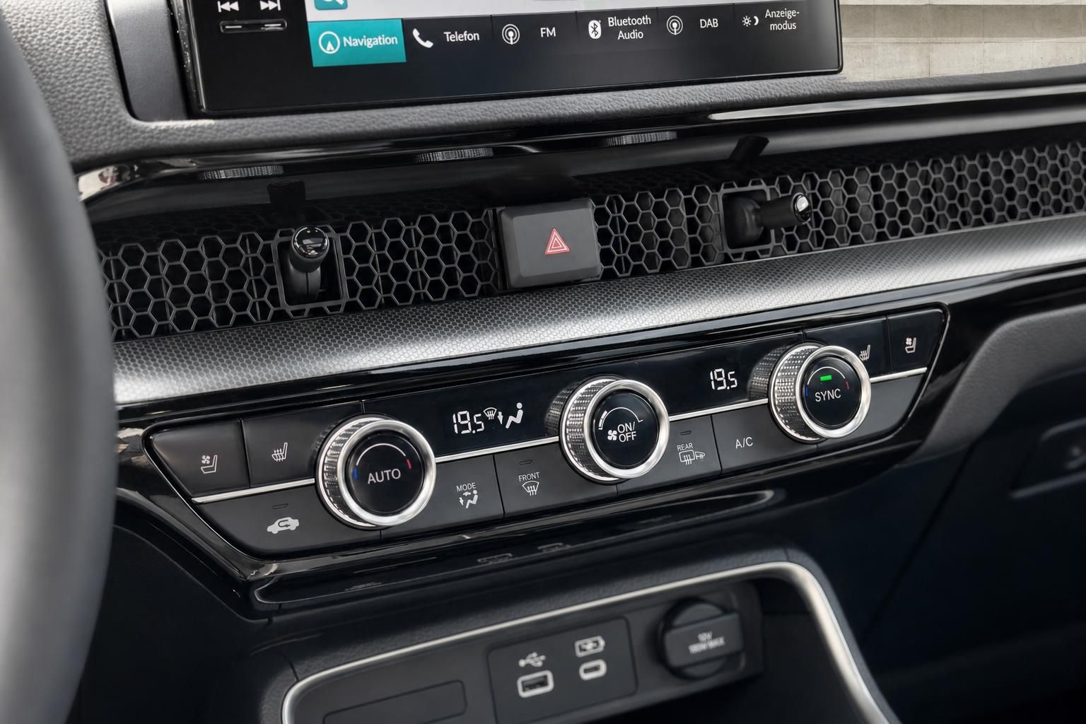 Klimaautomatik und Infotainment-Display im Auto Cockpit