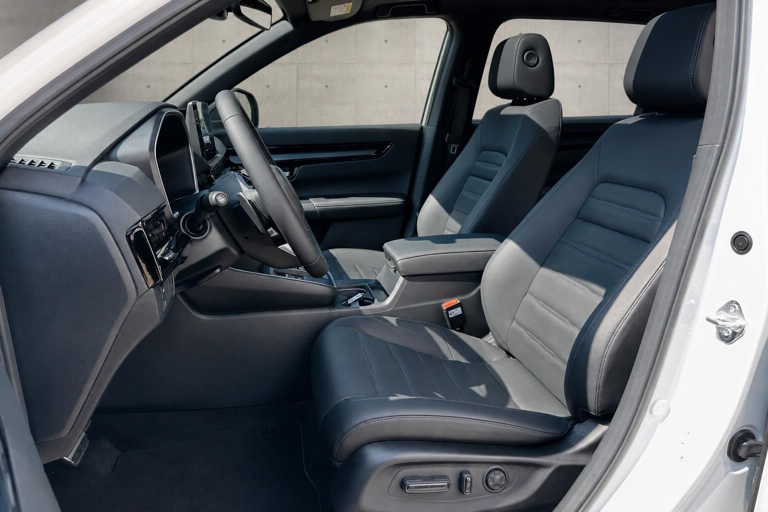 Innenraum SUV mit schwarzen Lederschitzen und Cockpit im Detail