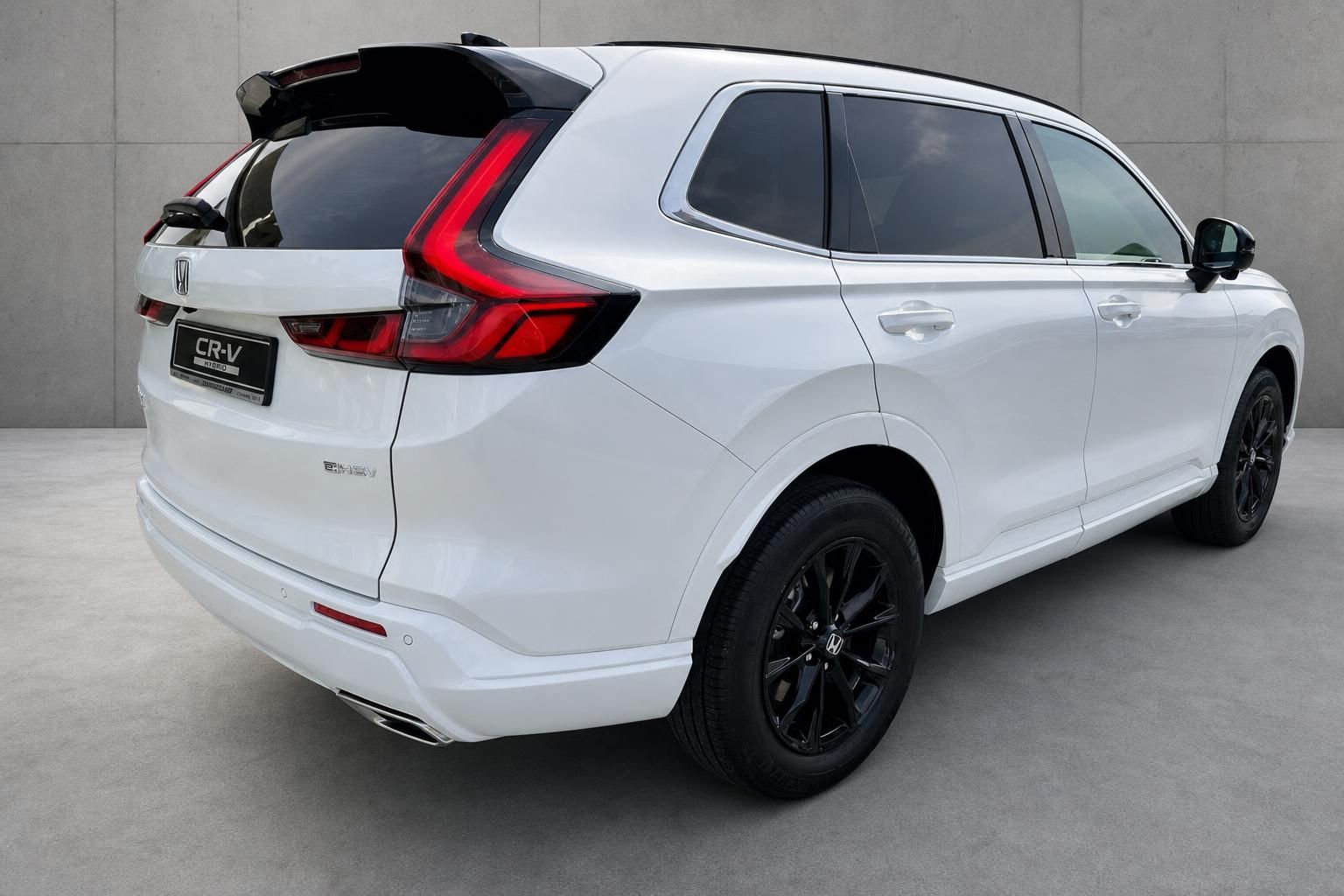 Honda CR-V Hybrid weiß, Heckansicht mit schwarzen Felgen
